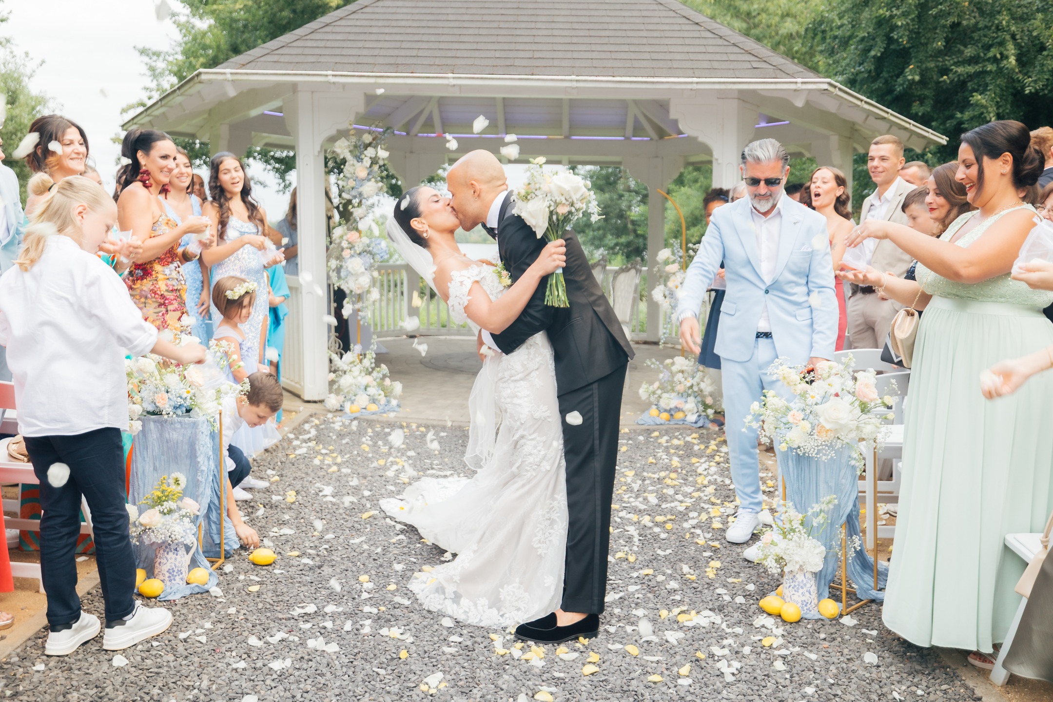 Ein Moment voller Glück, ein Versprechen für die Ewigkeit. ♾️💛
📸: @thf_photografy_
#HausamSeeGochNess #Hochzeitslocation
