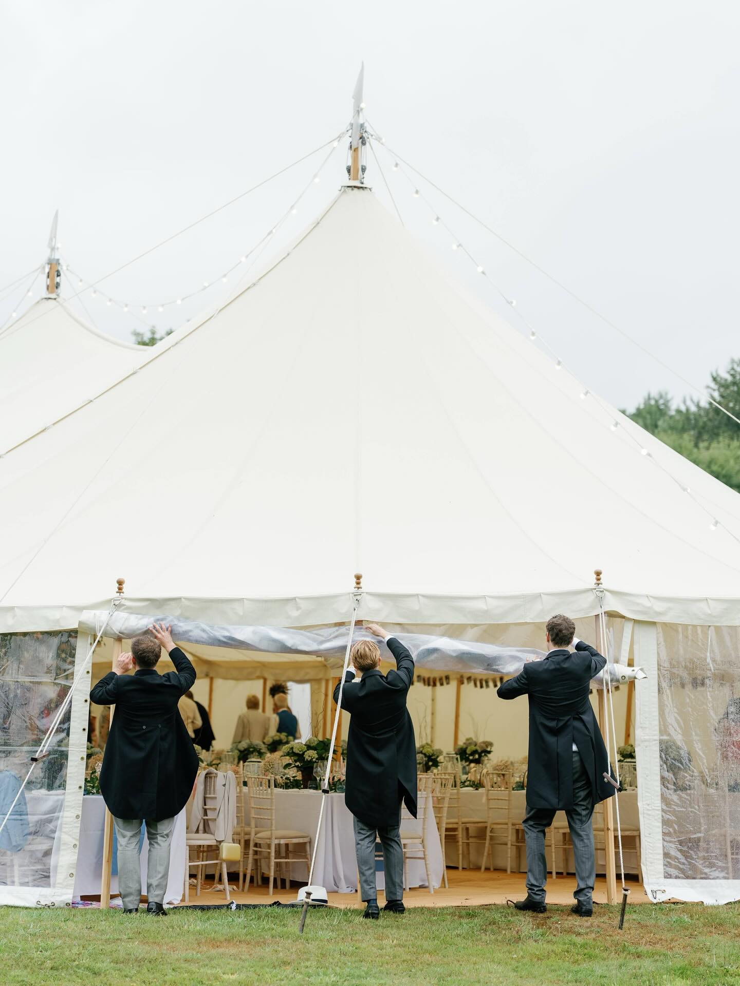Rolling up the marquee walls to let the fresh breeze drift through and make you feel completely at one with your surroundings . . . and who better to do the honours than the groomsmen? 🎩
They make excellent “wall-lifters” as well as wedding party legends!
Photographer - @tobiahtayophotography
#greenfarmmarquees #itsawillsthing #marqueewalls