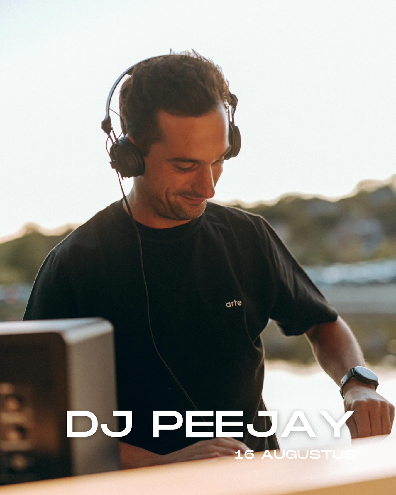 Zaterdagavond zorgt DJ @pjaypotloot vanaf
18u voor de ideale sfeermuziek in onze bar.
Kom mee genieten!