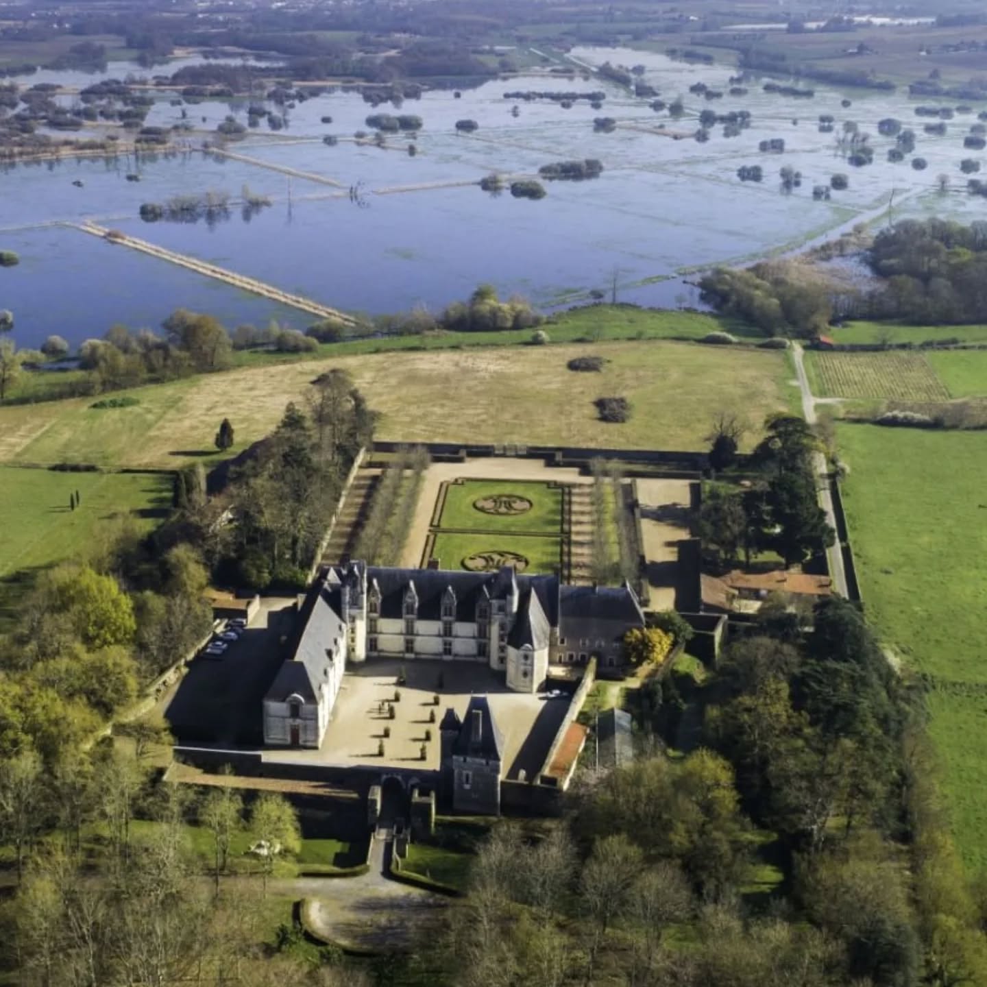 INFORMATION IMPORTANTE
Parce qu'ils vont sceller leur amour dans notre bel écrin 🤍, le Château fermera exceptionnellement ses portes à 17 heures SAMEDI 16 AOÛT.
Très bon weekend à tous ☀️
#chateaudegoulaine #patrimoine #events #wedding #love #mariage #reception