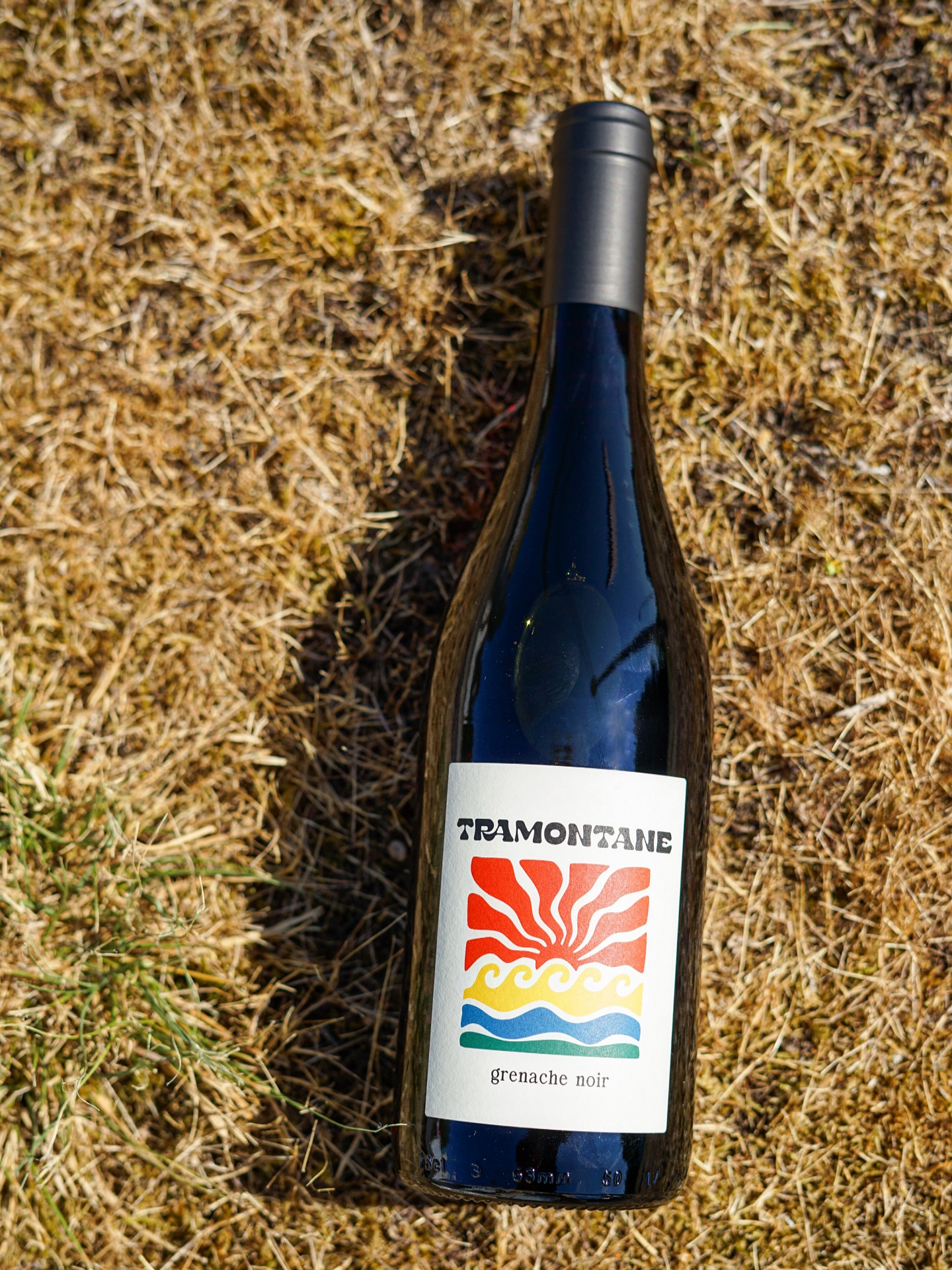 100% Coquin - 100% Grenache noir - Ne pas hĂ©siter Ă le boire lĂ©gĂšrement rafraĂźchit surtout en Ă©tĂ© đ„”
Les vieilles vignes de Grenache donnent le caracteÌre Ă ce vin puissant. Les sols argilo-calcaires et le microclimat â dâailleurs treÌs rĂ©putĂ© pour ses vins rouges â ameÌnent un coÌteÌ mineÌral, meÌme si les fruits sont treÌs muÌrs. Sans eÌlevage en barrique, ce Grenache est une expression pure du terroir.
**Lâabus dâalcool est dangereux pour la santĂ©, Ă consommer avec modĂ©ration**
#vin #winelover #wine #red #cave #caviste #alcool #paumavilleâïž