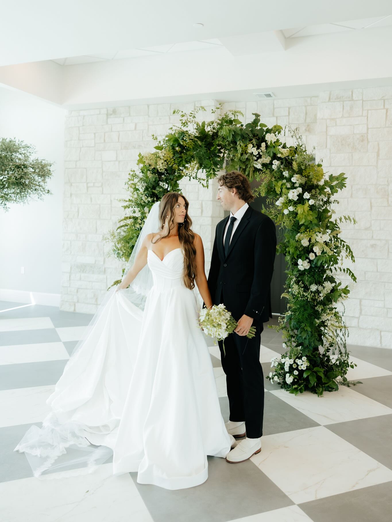 When elegant meets modern 🤍
Host & Florist: @WhiteFoxFloral
Co-hosts/Planners: @simplymadeweddings, @abbey.events
Venue: @theozeventcenter
Cakes: @avarys_cakes_
Dresses: @justgirlstuffbridal
Wedding Veil: @alexandravelos
Invitation suite: @abbey.events
Rentals: @simplymadeweddings
Co-Florist: @tomboy_floral, @highmountainfloral @poppyandgoldfloral
Model: @jensenemery.17
Ribbon: @honeysilksco
Linens: @tableclothsfactory