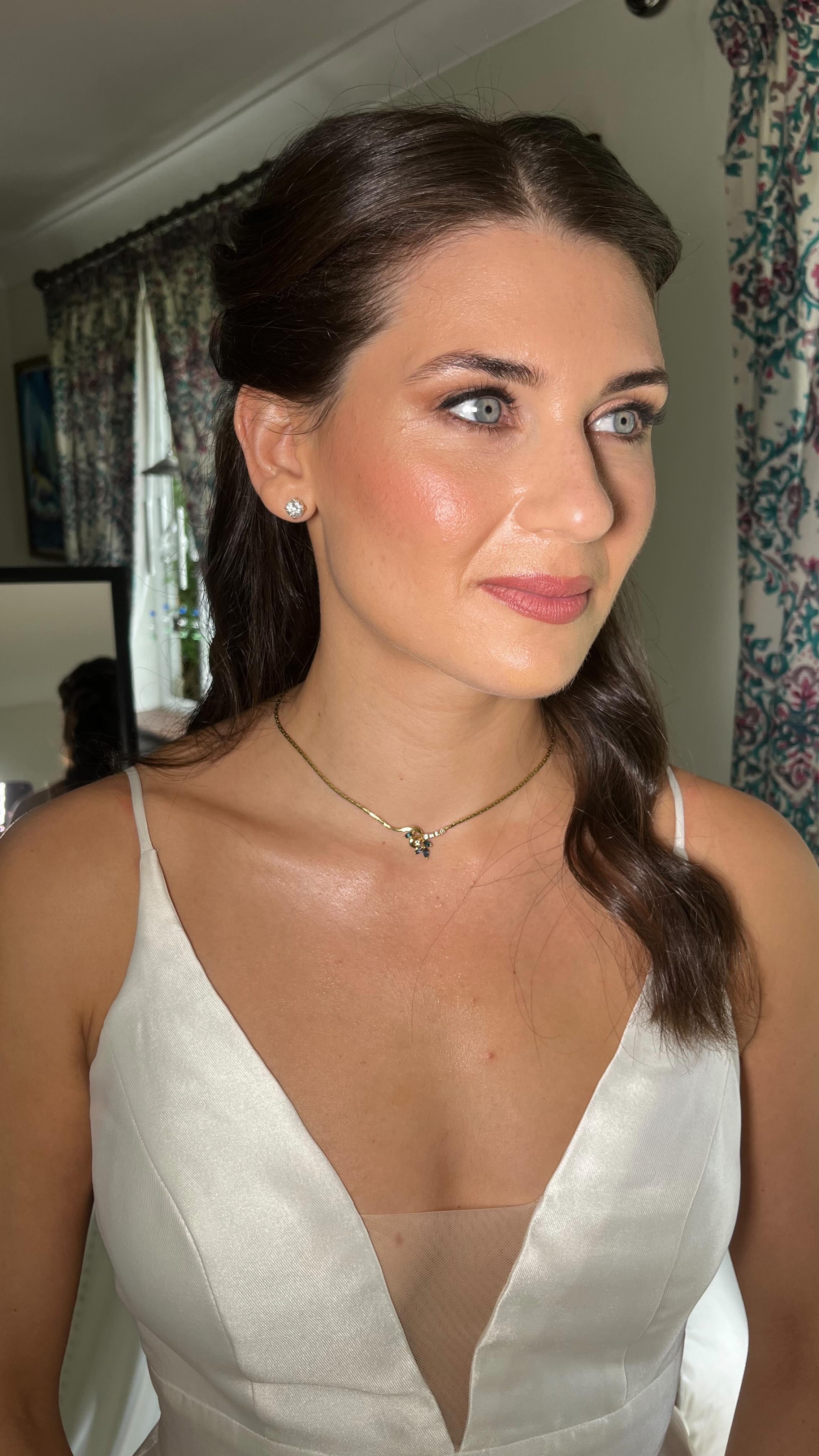 Rehearsal dinner and wedding day!!
The perfect example of how a few little makeup tweaks can completely transform a look!
Makeup @____cesca____
Hair @yuri.hair.studio