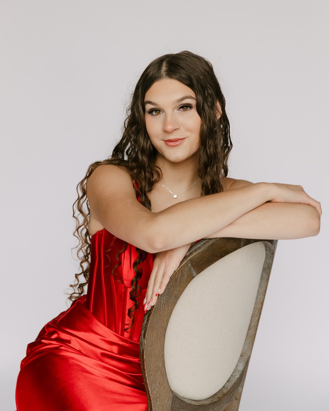 Zoe Graduation 2025 ๐
#mbphotoandvideo
The morning of Zoeโs grad brought pouring rain, but instead of changing locations, I set up my mobile studio. We managed to sneak outside for a few shots at the endโand I love how her red dress absolutely pops.