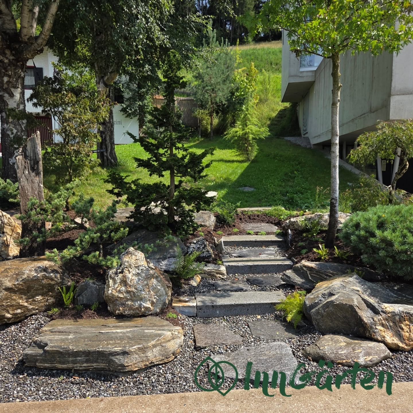 Granitblöcke als Stufen
– der Weg in den Garten
www.inngaerten.at
#inngaerten #galabau #gartenbau #gartendesign #gartenideen #gartenpflege #bepflanzung #pflegeleichtergarten #naturgarten #Staudenbeet