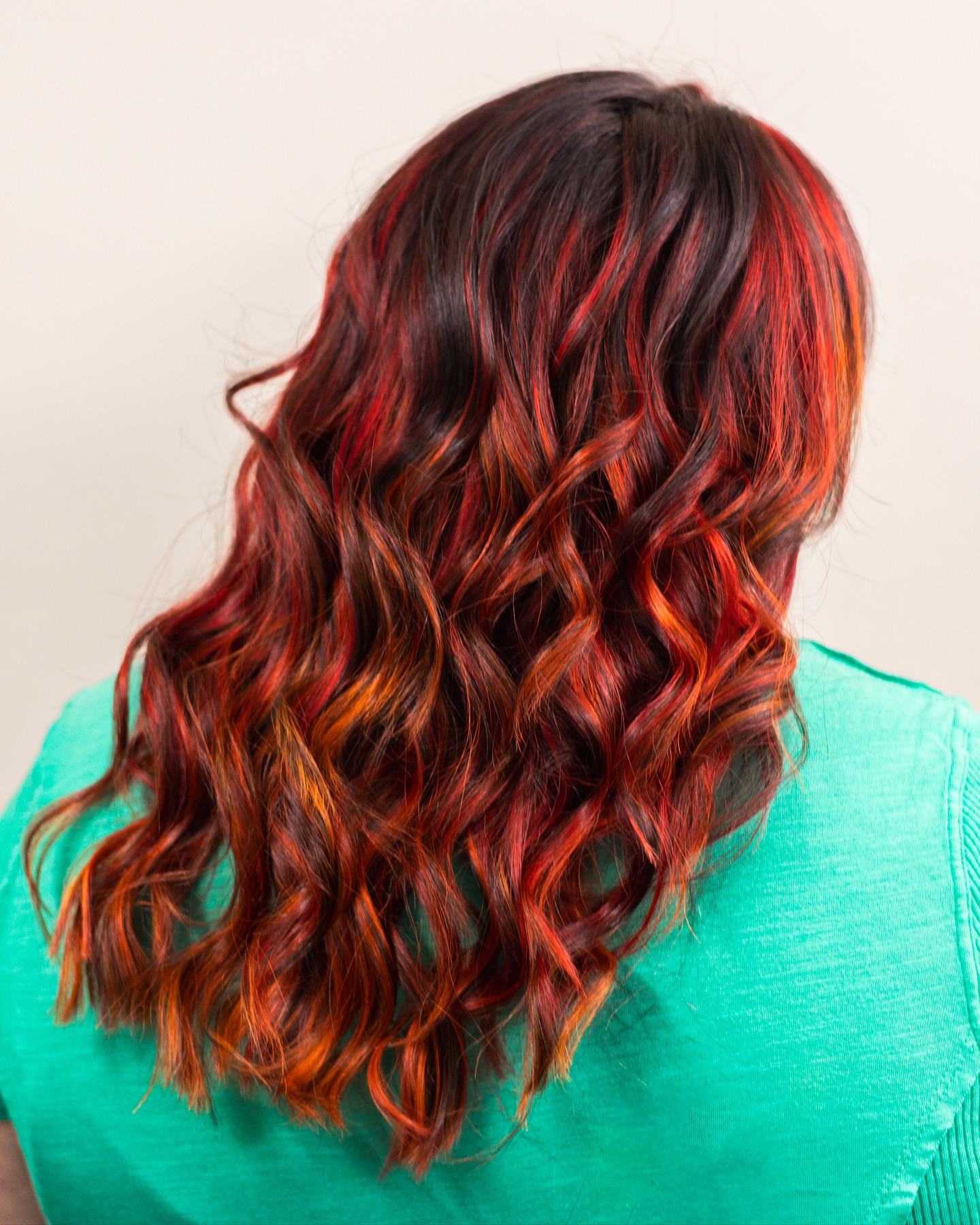 🔥🔥🔥
This hair is fire!! This very dimensional hair done by @ambercastillo_hair really pops!