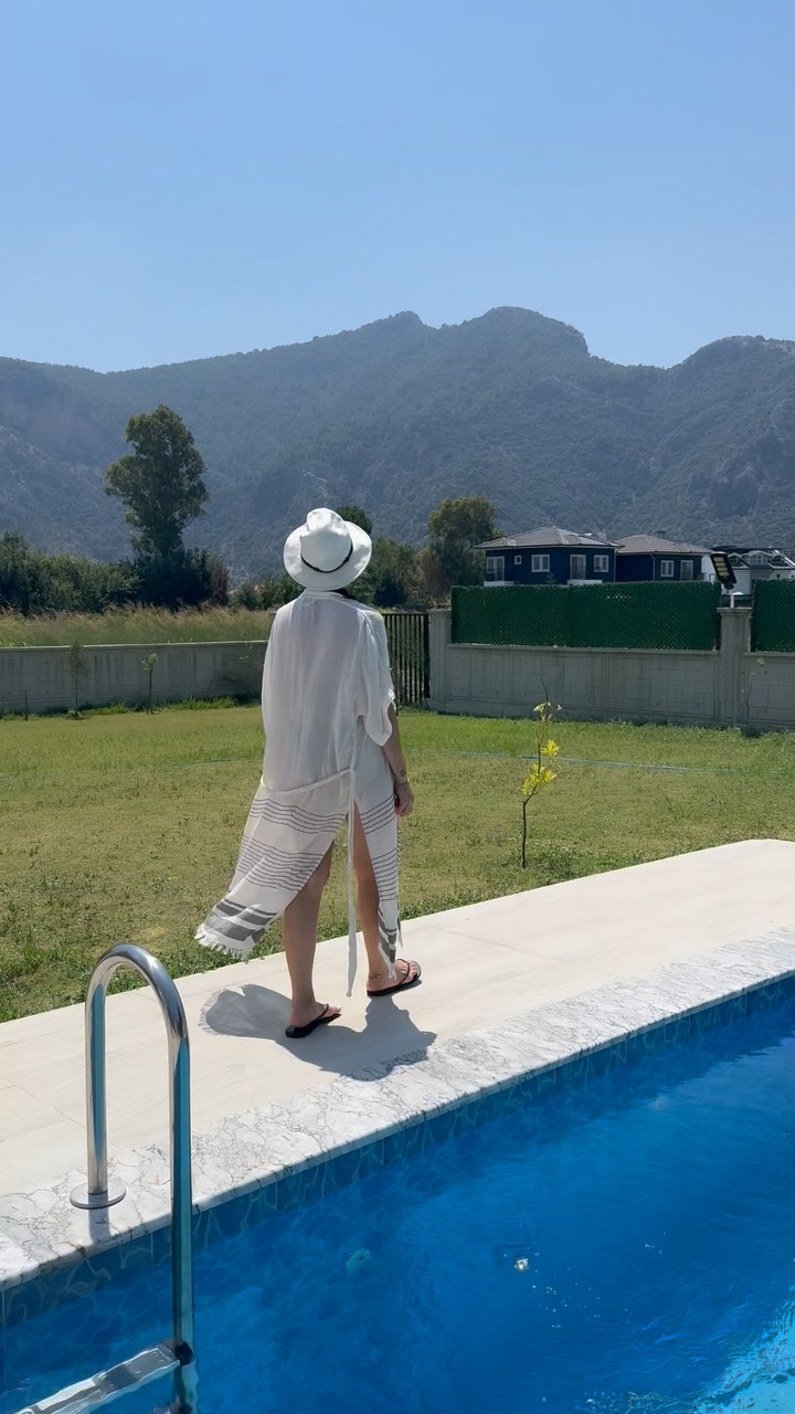 Who said Mondays can’t feel like a holiday? ✨
#mondaymoods #effortlessstyle #beachdays #beachlife #beachwear #holidayvibes #mondayvibe