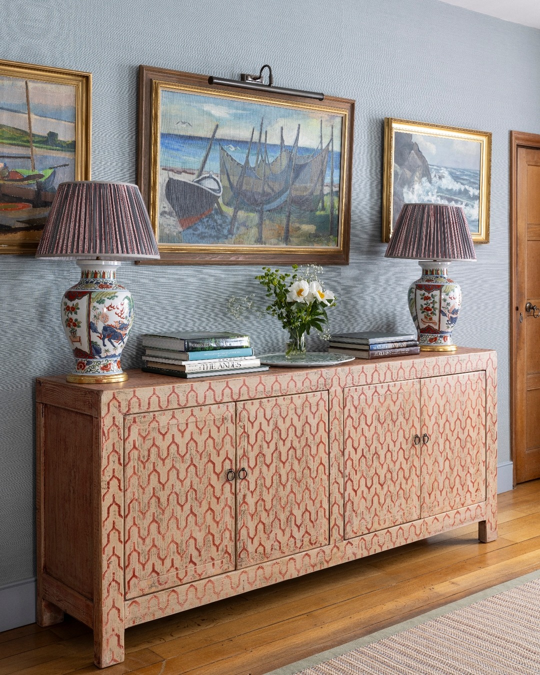 New look, same tradition. Our recently refreshed Boat Room is ready for afternoon tea.
#afternoontea #thecotswolds #englishinteriors #coombeendmanor