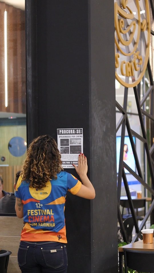 🔍 PROCURA-SE: amantes de cinema e de cultura!
Se você se encaixa nessa descrição, já pode se considerar “encontrado” 🎬💛
📅 Em agosto, o Cinema com Farinha vai tomar conta do Patos Shopping com filmes, debates, oficinas e muita arte, tudo de graça!
Vem viver esse final de semana de tirar o fôlego.
#CinemaComFarinha #PatosPB #FestivalDeCinema #CulturaNoSertão #CinemaDeGraça