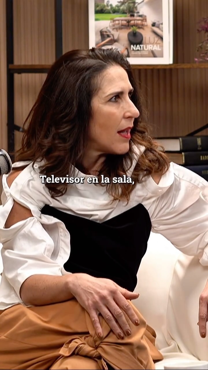 El debate de muchos: televisor en la sala. ¿Va o no va?
¿Ustedes qué opinan? Los leemos 🥸🥸
Ya puedes ver el capítulo completo de Hablemos D+ en Youtube/Spotify. Suscríbete para no perderte de nada. Link directo en nuestra biografía 🤩
#arquitecturadeinteriores #interiorismo #diseño #peru #arquitectura #HablemosDMas #HablemosD+ #MasAllaDeLasPaginas