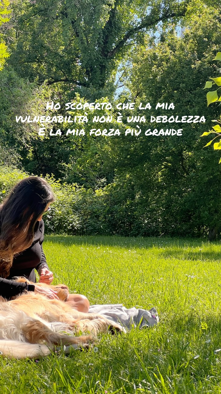 Ho passato tanto tempo a pensare che mostrarmi fragile fosse un limite.
Poi ho capito che la mia vulnerabilità era il punto da cui nasceva la mia vera forza.
Non è facile accettarlo, ma quando smetti di lottare contro le tue crepe, inizi a vederle come spiragli da cui entra la luce.
Se anche tu vuoi trasformare la vulnerabilità in forza, fermati un momento e rispondi a queste domande di journaling:
✍️ 3 domande per te
1. Quale parte di me sto ancora nascondendo per paura di sembrare debole?
2. In quali momenti la mia vulnerabilità mi ha permesso di sentirmi più autentica?
3. Se oggi la considerassi una risorsa, cosa cambierebbe nel mio modo di stare al mondo?
Scrivile nero su bianco. Non serve una risposta perfetta: basta iniziare.
Perché è lì, tra le parole più sincere, che la forza prende forma.
✨ Se questo post ti ha ispirata, salvalo per tornarci nei giorni in cui senti di averne più bisogno. Condividilo con una donna che sta attraversando lo stesso cammino.
⸻
vulnerabilità
forza interiore
autenticità
journaling
trasformazione femminile
#crescitaPersonale
#forzainteriore
#autenticità
#trasformazionefemminile
#empowermentfemminile
#consapevolezza
#thewomansmethod
#cambiamento
#coraggio
#journalingpractice
#selfgrowthjourney
#risvegliointeriore