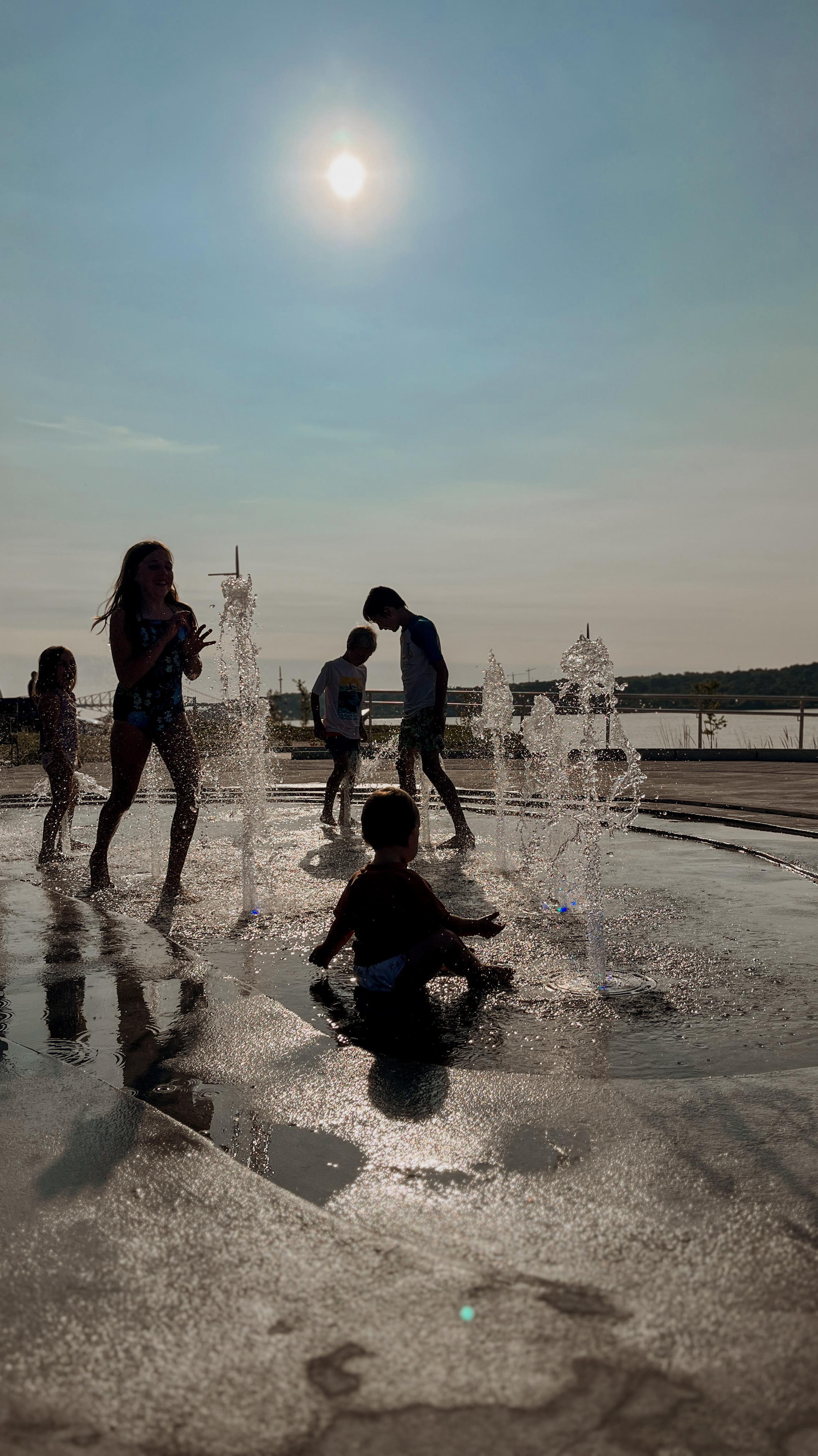Qu’on se le dise, éduquer des enfants pour devenir de bon adultes, sains et saints, c’est un chemin ardus et rocailleux.
Notre propre humanité nous rattrape vite et nous manquons souvent la cible. Du moins plus souvent qu’on ne le souhaiterait.
Mais Dieu ne veut pas notre perfection. Il veut qu’on s’en remette à lui avec constance et c’est ainsi qu’on s’en rapproche.
Je suis tombée dernièrement sur quelques reels qui m’ont inspirée à redonner l’éducation de mes enfants à Dieu dans le concret de la vie, de la discipline, des accrochages et des mauvais choix. J’ai commencé à intégrer la parole de Dieu dans mes interventions avec les enfants et comme les fruits sont là (évidemment!) je vous partage ici quelques unes de ces petites phrases clé qui « sanctifient » ma parentalité:
1. Traites-tu ton frère/ta sœur comme tu aimerais qu’il te traite? Reprends-toi en y mettant plus d’amour. (Matthieu 7, 12)
2. C’était un mauvais choix ça. Vient à l’écart, réfléchis à ton mauvais choix et quand tu seras prêt(e), demande pardon à Jésus, puis vient demander pardon à ton frère/ ta soeur. (Colossiens 3, 13)
3. Tes paroles sont dures, reprends toi avec des mots plus doux. (Proverbes 15, 1)
4. On dirait que c’est difficile pour toi d’écouter ce que je te demande. Viens on va demander à Jésus de t’aider. (Philippiens 4, 13) (celle-ci s’applique dans toute sorte de circonstances où on aurait besoin d’un petit peu d’aide!)
5. Est-ce que ton comportement entraîne la paix dans la maison ou le conflit? (Matthieu 5,9)
#blogchretien #motherhood #homeschooling #christianparenting #éducationchrétienne