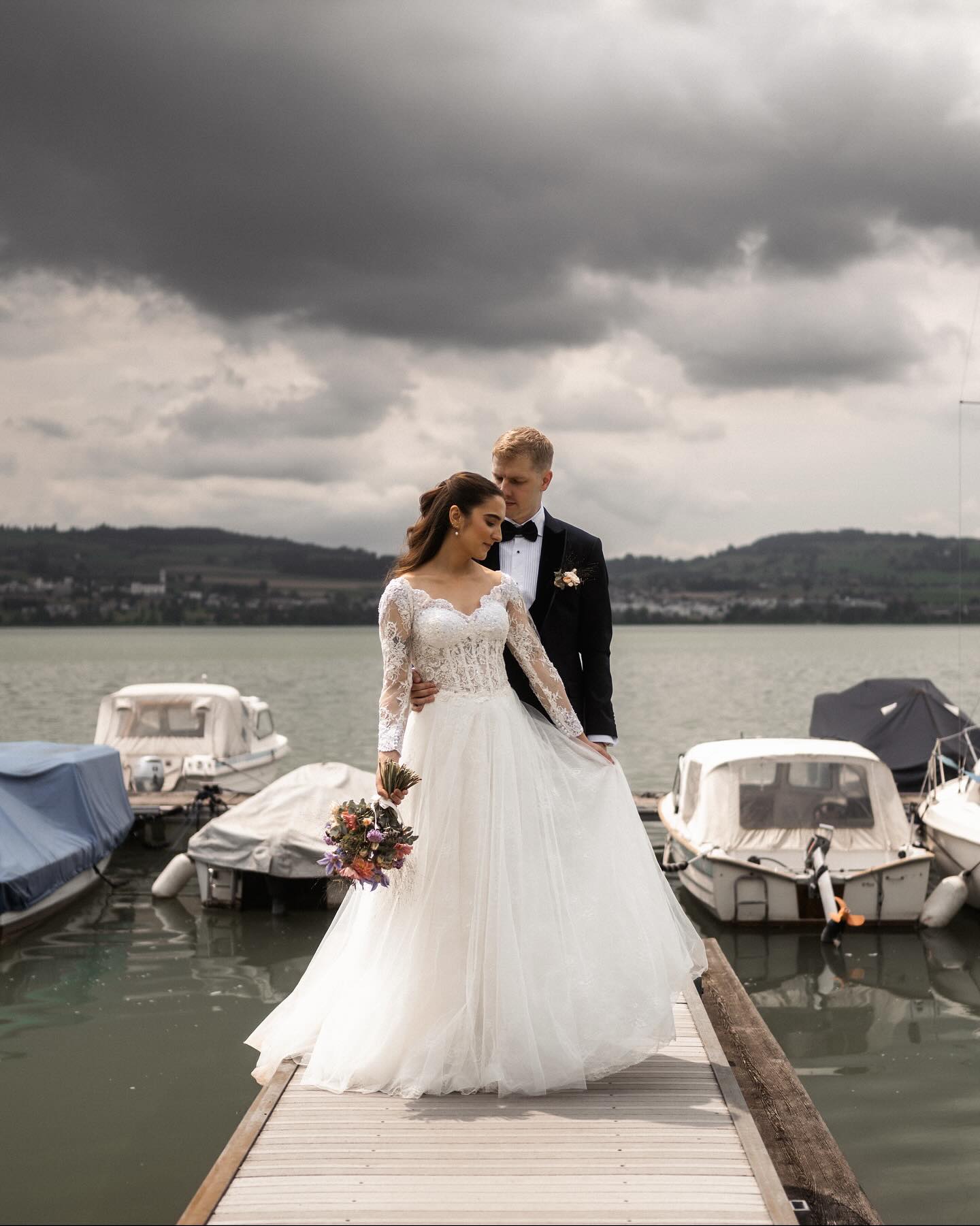 Es gibt Hochzeiten, die bleiben für immer im Herzen. Die von Sinem & Yannik gehört dazu – voller Freude, tiefer Emotionen und einem Himmel, der sich von seiner schönsten Seite gezeigt hat. Der angesagte Sturm liess zum Glück bis am Abend auf sich warten und schenkte uns eine unvergleichliche Atmosphäre. Und als ob all das nicht schon besonders genug gewesen wäre, kam noch dieser eine Moment: ihr kleines grosses Geheimnis, das alles überstrahlt hat... slide till the end🥰
Hair& Make-Up: @michellemuench_makeup
Location: @sonneseehotel
Flowers: @gabriel.blumen.garten
Singer: @cor.in.move
•
•
•
•
#schweizerhochzeit #hochzeitsreportage #schweizerhochzeitsfotograf #schweizerhochzeitsfotografin #hochzeitsbilder #hochzeitsfotos #heiraten2026 #heirateninderschweiz2025 #hochzeitsbilder #bridetobe2025 #heiraten2025 #weddingphotographer #weddingswitzerland #heirateninderschweiz #hochzeitsfotografin #swisswedding #swissweddingphotographer