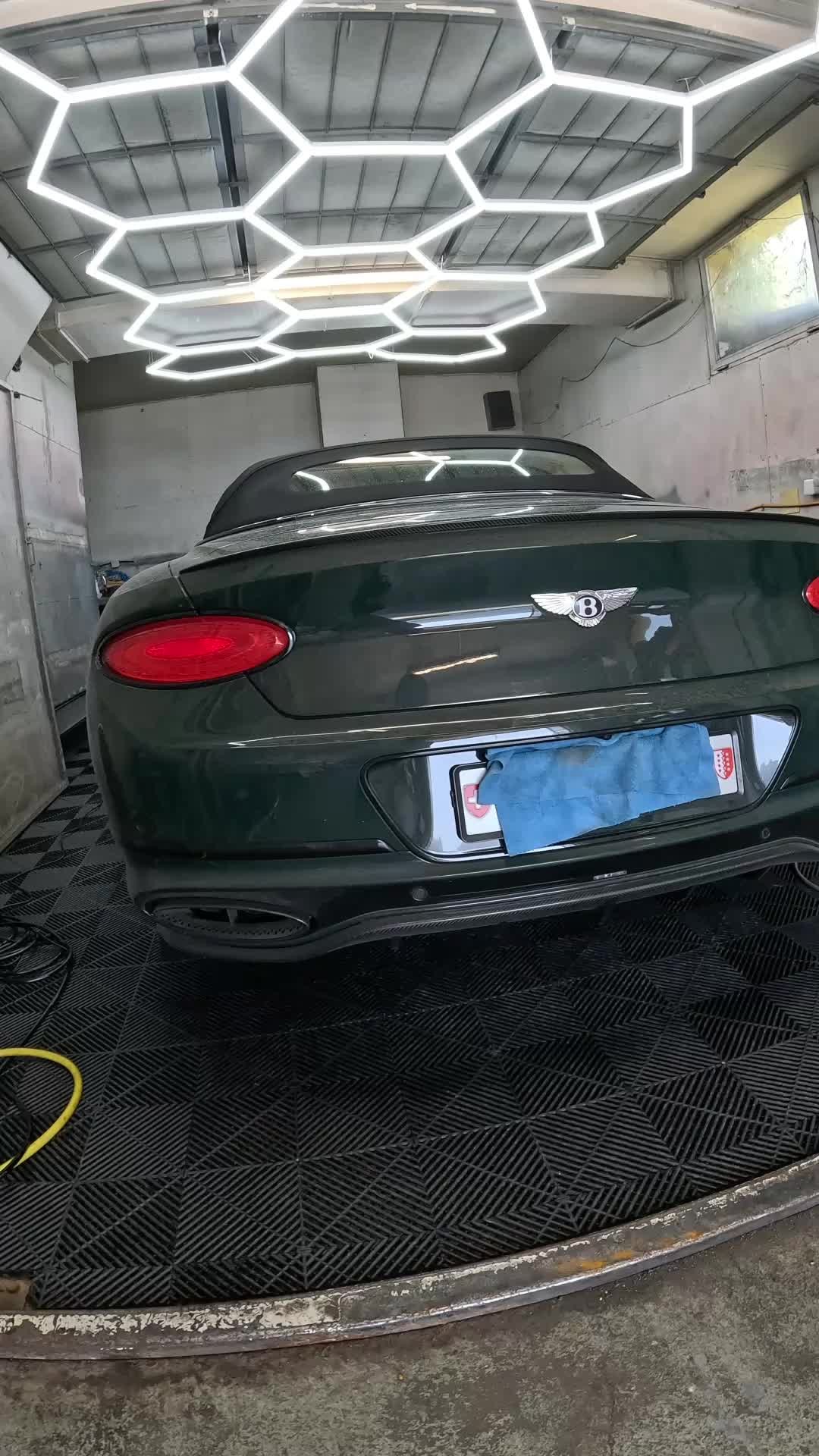 ✨ Élégance et brillance au sommet ✨À Verbier, cette Bentley Continental a retrouvé tout son éclat grâce à notre prestation Lumineux : carrosserie éclatante, jantes sublimées et protection à la cire 🧽🚘.📍 EasycleanVS – Centre de Verbier⏱ 1h extérieur | CHF 65.–👉 Offrez à votre voiture un soin digne de son prestige.#EasycleanVS #BentleyContinental #Verbier #CarDetailing #NettoyageAuto #Luxe #AvantAprès #CarCare