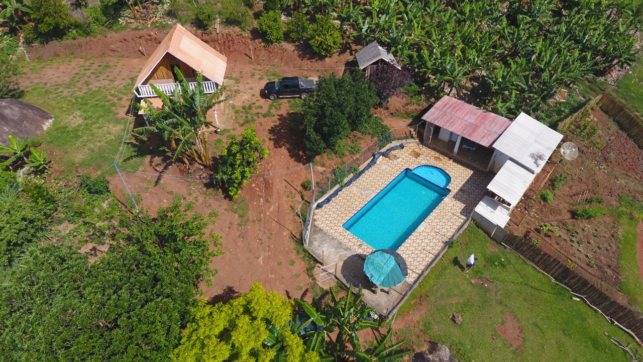 CHALÉ EM ÁREA DE 3.000M² EM MARIA DA FÉ.
Lindo chalé com 3.000m² em Maria da Fé, com excelente área de lazer, contendo: piscina e área de churrasco.
Com pomar contendo pés de banana, laranja, limão, manga, maracujá e muitas outras frutas.
De fácil acesso esse chalé é uma oportunidade imperdível