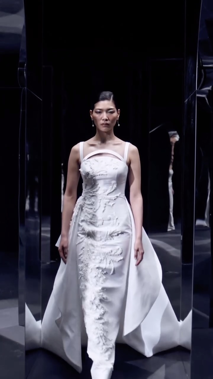 Pearls, satin, and a moment that stops time. 💕 👰♀️
#novabella #novabellabridal #luxurybridal #couture #newcollection #bridaldress #eclipsed