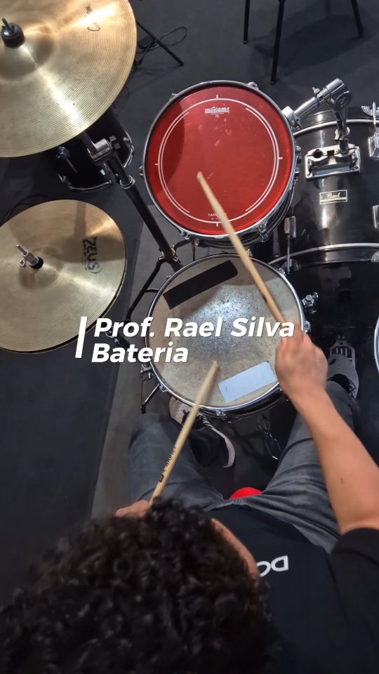 🎶 Sinta a música!
Vem conferir essa performance incrível do nosso professor Rael mostrando todo o talento na bateria. 🥁🔥
Com mais de 20 anos de carreira, ele já estudou teoria musical com Silvio Hamilton e prática de estúdio com Albino Infantozzi. Um verdadeiro mestre da música que inspira nossos alunos todos os dias!
👉 E você, qual música gostaria de ver o prof. Rael tocar na próxima?