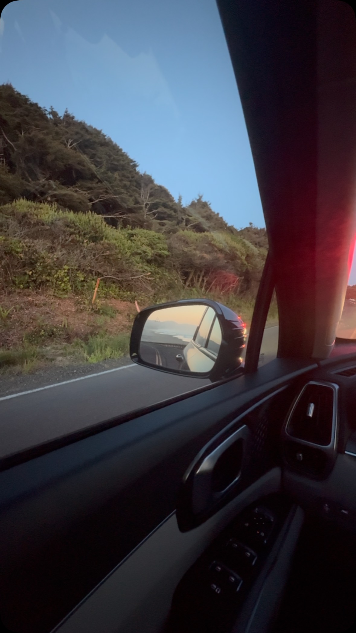 I mean yeah really we dont have this at home.
#oregoncoast #sunset #roadtrip #travel