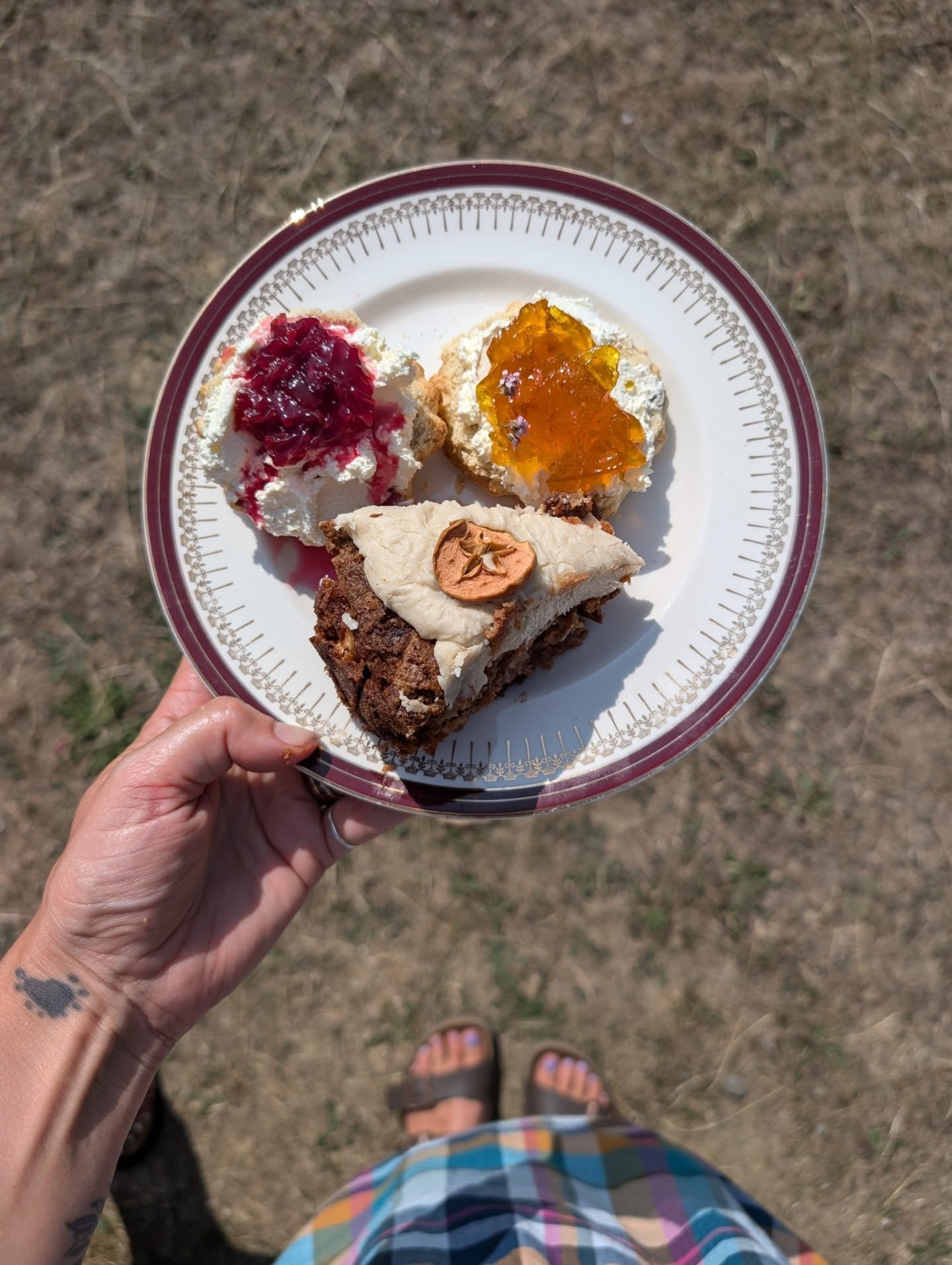WHAT'S ON THE MENU 🍴🙌
Last week I had the pleasure of running a Summer Foraging Workshop in Much Wenlock and served up:
- wild garlic, courgette and feta fritatta with wild thyme
- vetch potato salad
- sorrel and nettle butter bean dip
- blackberry and mint lentil salad with black forest balsamic
- dock and nettle seed oatcakes
- plum and tomato salad with flowering current dressing
- @moydenscheese selection
- mushroom 'sausage' rolls
- hogseed and apple cake
- lavender scones with sweet woodruff cream and mirabelle plum and yarrow jam or rose petal jam
Are you hungry now? 😅🙌