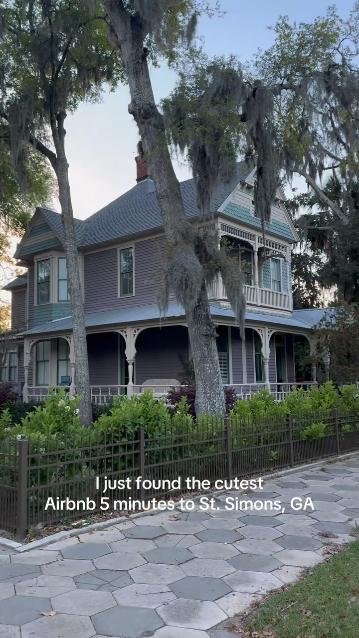 Just minutes from St. Simons + Jekyll, and only steps to shops & restaurants. The perfect coastal stay! #stsimons #ssi #airbnb #beachvacation