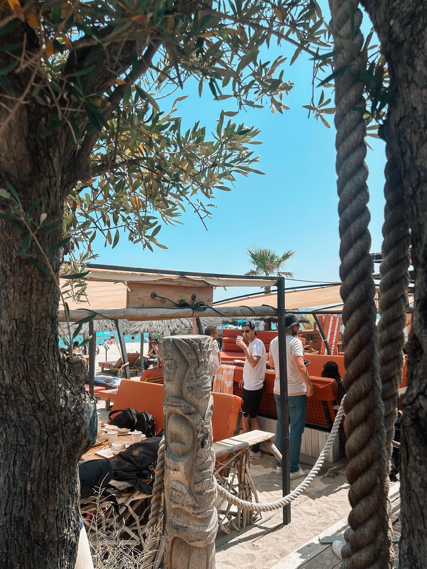 🌴☀️ Bienvenue au Club de Plage Hawaii – Argelès-sur-Mer ☀️🌴
Ici, on oublie le stress : on profite de la plage, on se régale et on fait la fête !
👉 Imagine la scène :
Tu es posé(e) face à la Méditerranée, un cocktail bien frais à la main… Et là, le dilemme :
🍔 Burger gourmand avec frites maison ?
🥗 Salade fraîche et colorée ?
🍖 Planche de tapas à partager ?
Et pour accompagner tout ça… un apéro entre amis, les pieds dans le sable, avant de prolonger la soirée dans une ambiance festive 🎶🔥
⚡ Au Hawaii Restaurant, chaque moment est unique :
• Midi → plats gourmands et tapas à partager 🍴
• Après-midi → transats, soleil et cocktails 🍹
• Soirée → repas conviviaux et ambiance festive sous les étoiles ✨
👉 Petite question pour toi :
Si tu étais au Hawaii maintenant, tu choisirais quoi ?
1️⃣ Un burger bien gourmand
2️⃣ Une salade fraîche
3️⃣ Des tapas à partager
4️⃣ Direct un cocktail au bar