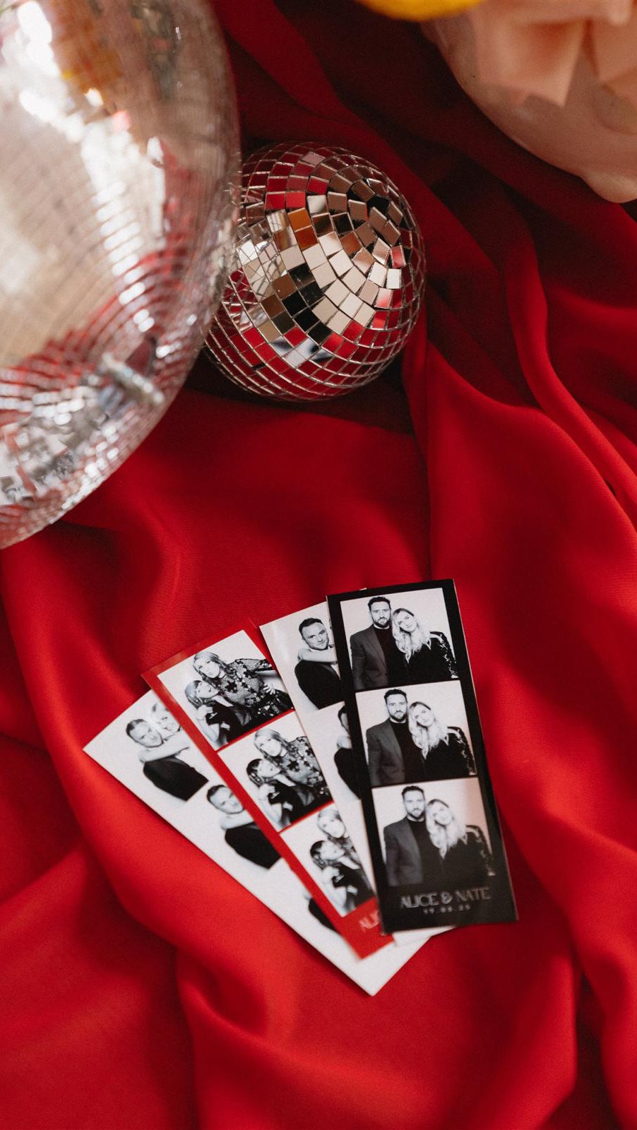 Tus fotos de fotomatón, listas para compartir también en formato digital.
Diseño personalizado de diferentes plantillas para las fotos de tu evento.
✉️ info@lightbox.es