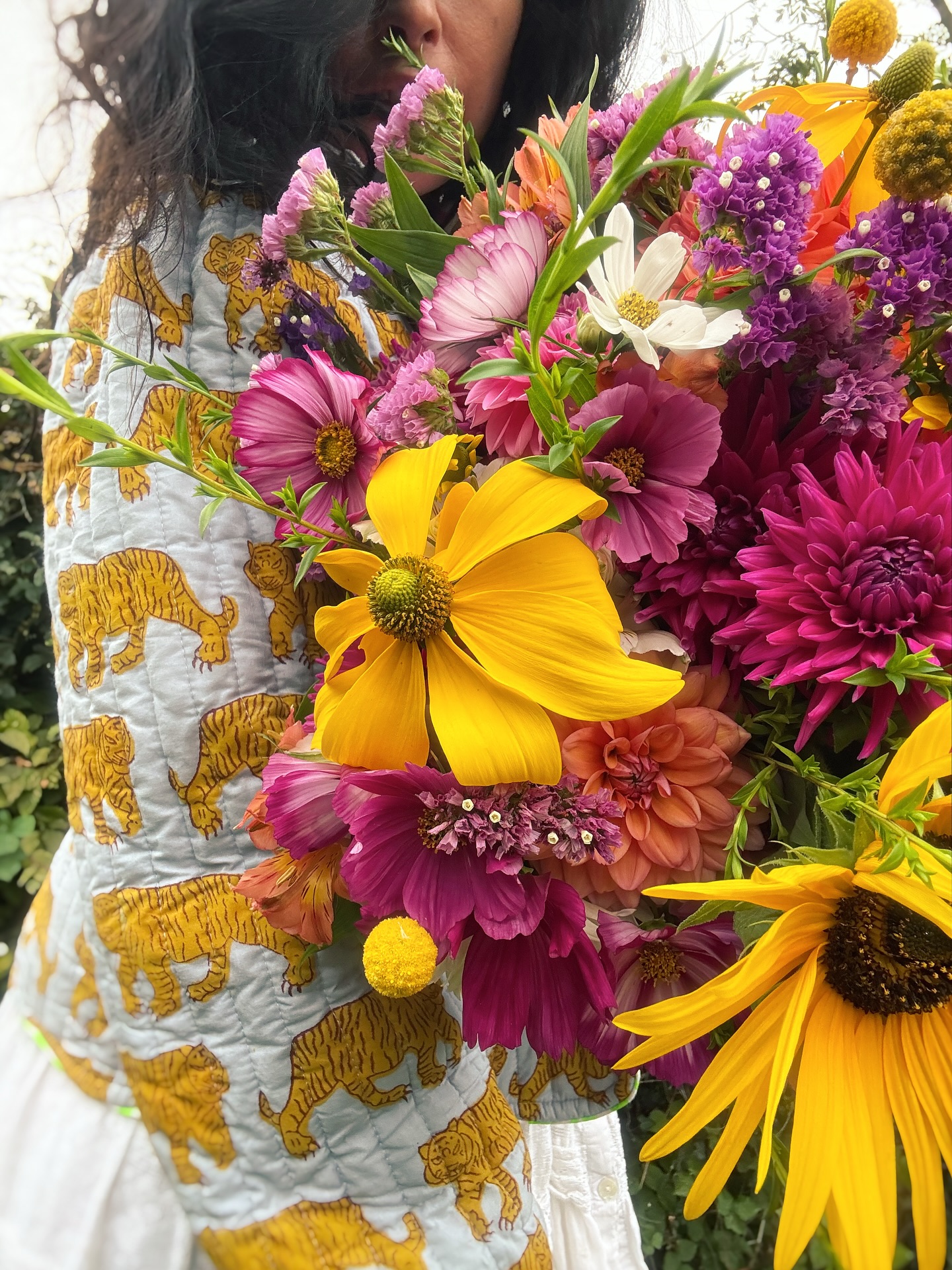 Full summer colour for the weekend
Fuscia & peach pink dahlias with sunflowers, rudbeckia & carmine pink cosmos
Tiger jacket @bombabyuk
Table flowers at the gate all weekend !
Bouquets delivered locally
#seasonalflowers #norfolkflowers #summerflowers #dahlia #sunflowers #bouquet #florist #norfolk #weekendflowers #carletonrode