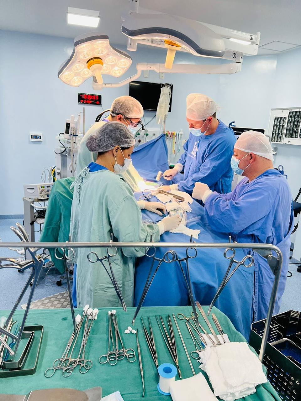Artrodese de coluna lombar realizada pela técnica ALIF.
Esta técnica, utilizada para tratar as dores da coluna ocasionadas por artrose ou degeneração mais severa da coluna lombar, consiste em executar a fusão entre duas vértebras abordando por via anterior - ou seja, pela “frente” do paciente.
Tratando-se de um procedimento minimamente invasivo, possui menor agressividade e riscos comparado à técnica convencional.
Notem o excelente ganho de altura do disco e estabilidade atingidos.
Paciente recebeu alta no dia posterior ao procedimento, retornando às suas atividades rotineiras, excetuando-se esforços intensos, imediatamente.
@rodrigo.h.porto
@mariamelher
@sar_anestesia_e_recuperacao
@hospitalstacruz
@wernerdaiane
@ipesauders
@sociedadebrasileiradecoluna
#coluna
#dor
#ortopedia
#medicina
#artrose
#cirurgiadacoluna
#colunavertebral