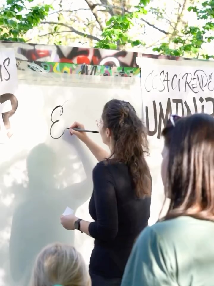 ✨ What makes us human? ✨
This was the question brought by the Climate Action South Tyrol team at the Green House Party in Jump Eppan a few months sgo.
I was invited to contribute as a calligrapher and create a wall where guests could leave their answers throughout the day. Step by step, word by word, the wall turned into a collective reflection on humanity – shaped by many voices, yet deeply connected.
A heartfelt thank you to Amanda and the Climate Action team, and to artist Egeon, for the invitation and for making space for art, dialogue, and community. 💚
@climateaction.southtyrol @jump.eppan @egeon__
#GreenHouseParty #ClimateActionSouthTyrol #WhatMakesUsHuman #CalligraphyArt #Community #Sustainability #ArtForChange
Photogrphy: Climate Action South Tyrol, Lisa Plattner