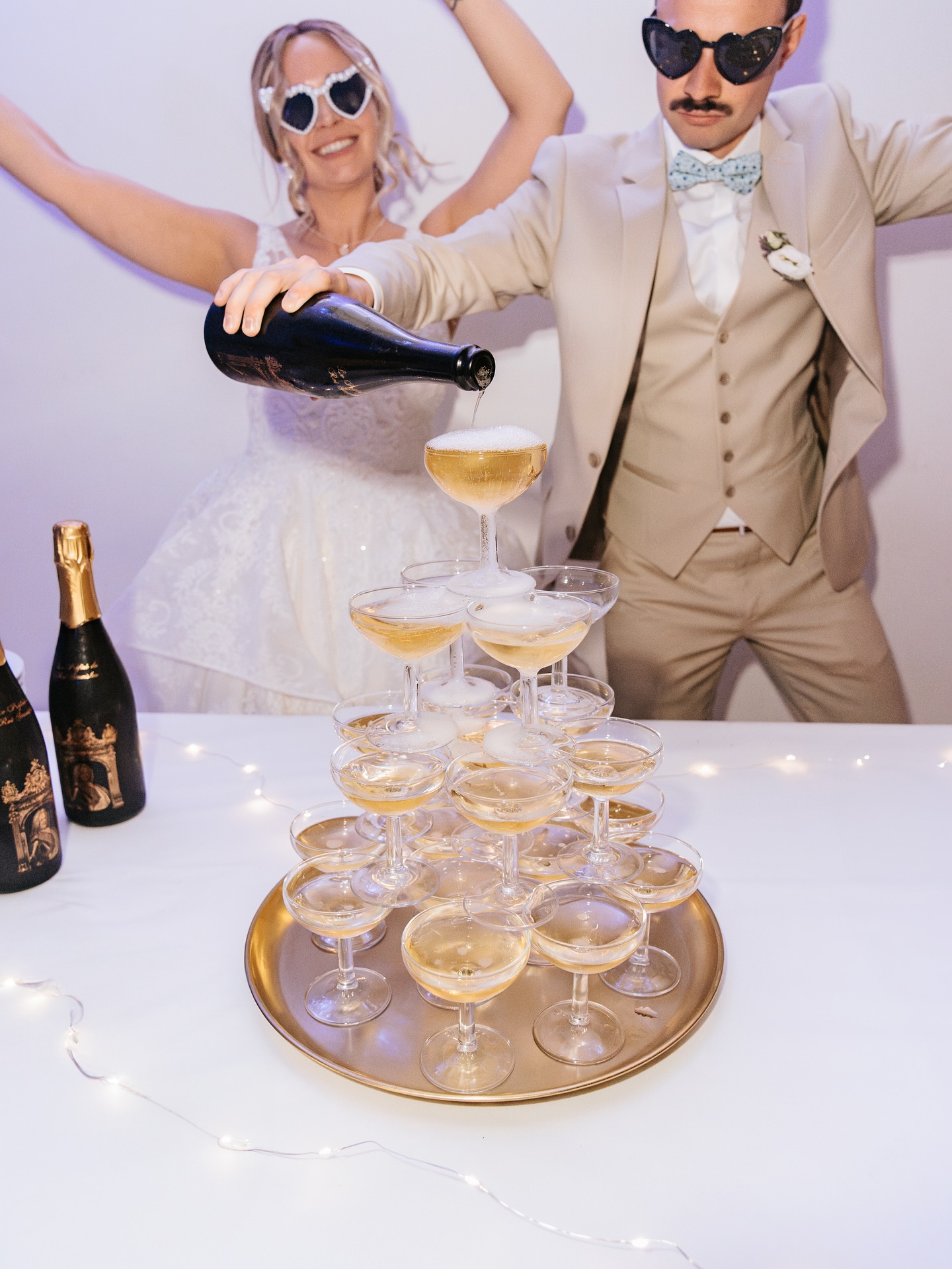 La tour de champagne… un grand classique du mariage 🥂
Ici, c’était pour le mariage de Paul & Kaisu, et l’ambiance était à son maximum !
_____________________
Et pourquoi ne pas la réinventer pour votre mariage ?
➡️ Bar à cocktails, cascade de spritz, shot wall, fontaine à chocolat…
Le secret : choisir LE moment qui vous ressemble pour lancer la fête 🔥
Alors, team champagne ou version revisitée pour votre jour J ?
#champagnetower #mariagefestif #weddingplannerlyon #weddingplannerfrance #weddingplannerprovence #mariagecool #mariagemoderne #futursmaries #inspirationmariage