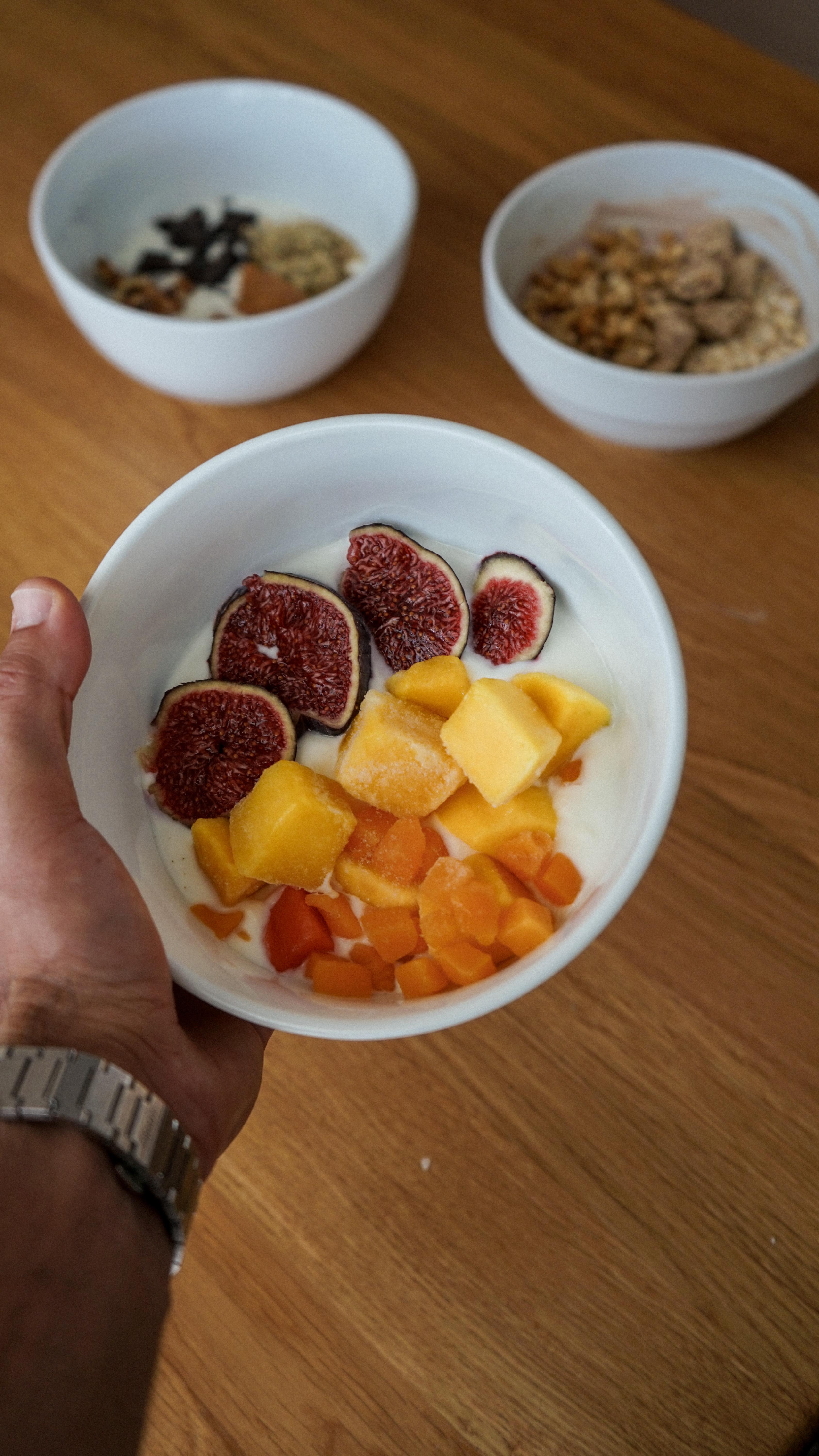 A los Nutricionistas también nos gusta darle sabor a los yogures, que más de uno se piensa que tenemos las papilas gustativas del ácido atrofiadas.
Estos son algunos toppings que suelo añadir a mis yogures 🍦🥭🍫🥜🌾
Lo normal es que mezcle algo de fruta + alguna fuente de grasa + alguna fuente de carbohidratos para tener un desayuno/snack completo.
¿Qué le soléis poner vosotros? Os leo! 👀
La prote es de @lifepro_oficial por cierto, que ya sabéis que la podéis probar con un 10% dcto. con mi código: NUFISA
A disfrutar de lo que queda del veranito con salud familia 🧡💪🏽