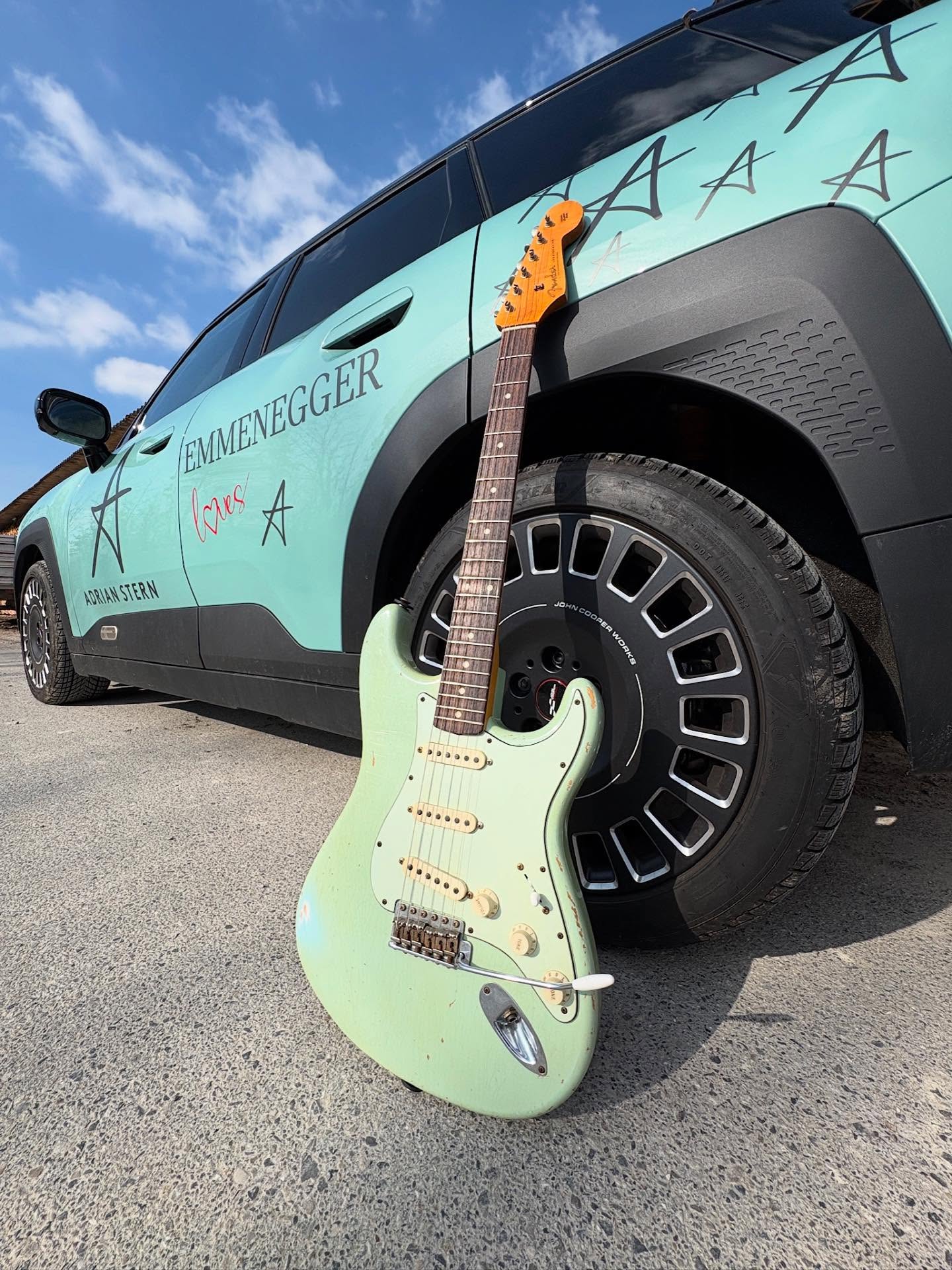 Matching colors🤩
#miniaceman #fendercustomshop #fenderstratocaster
@felixemmeneggerag 🙏