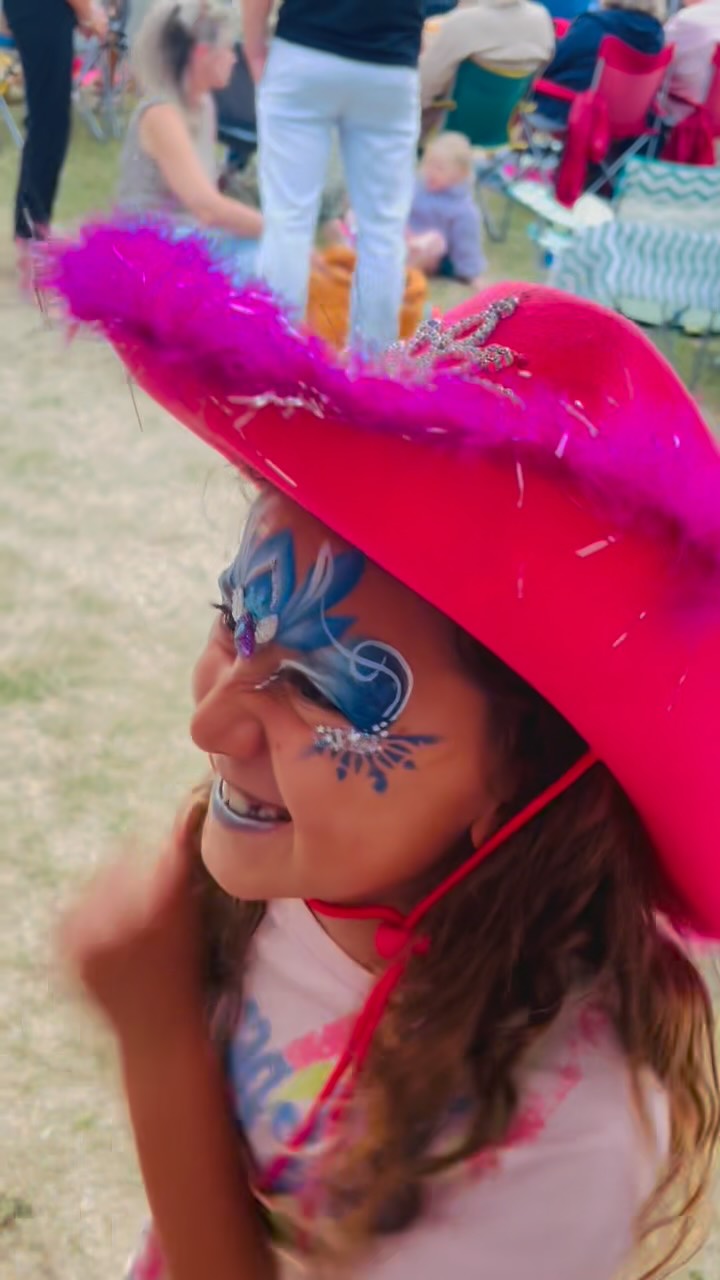 I have the coolest customers 🤩 Christchurch carnival was so fun last night! ✨💕 @christchurch_carnivaluk #facepaint #facepainting #facepainter #facepaintersofinstagram #facepaintingkids #festivalfacepaint #festivalfashion