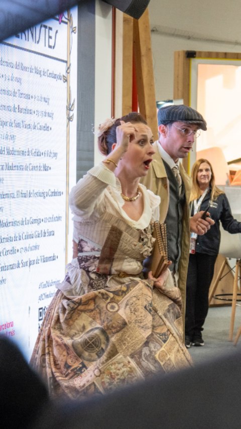 Fa uns mesos el Genís @adanssky i l'Elisenda @ns_danza van protagonizar l'acte de presentació de les #firesmodernistes de les comarques de Barcelona davant les autoritats a la Fira B-Travel de Montjuic! I quin rebombori que fa fer ella pel seu vestit d'exploradora acabat d'arribar de Paris! (Jejeje...xom ens agrada a l'Adan i a mí...donar la nota!)
Aquí teníu unes quantes fotos de lo guapos que anàvem!
Pero no patiu... Els que no vau poder veure'ns allà ni a les altres fires de primavera... ens veureu aquesta tardor! Prepareu calendari:
* 4 octubre @firamodernistacanetdemar
* 5 octubre @ajcardedeu
* 11 octubre @ajlagarriga
* 18 octubre @santacolomadecervello
* 19 octubre @ajsantjoanv
Així que veniu ben mudats entre les 12h i les 14h perque ens farem unes fotos al stand!
No hi falteu! Que passarem llista!
#coloniagüell #embarrats #actors #presentació
#eventosbarcelona #actorsperesdeveniments #barcelonaevents #espectaclesperfires