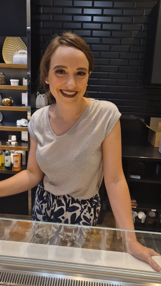 🎉 JOYEUX ANNIVERSAIRE NOEMI ☀️
Aujourd'hui nous fêtons l'anniversaire de notre chère Noemi 🎁 (eh oui… après Marius, nous avons un deuxième Lion en boutique ! ♌ ) et c’est donc son tour de nous présenter ses gourmandises préférées !
☀️ La plupart d’entre vous la connaissent déjà pour son sourire et sa positivité mais surtout pour son amour sincère et pur pour les gens, et pour faire vivre une véritable expérience à chaque visite. 🍫💫
🛎 Diplômée d’une école hôtelière en Suisse (son pays d’origine — eh non, elle n’est pas italienne ! 🤭) et forte d’une solide expérience dans l’hôtellerie de luxe, Noemi se consacre désormais entièrement à la boutique, en tant que responsable de la boutique, mais aussi de l’expérience clients et de la communication, off et online ! 🤓💻
...Bref ! Vous avez une demande ? Peut-être même une demande complètement folle ? Croyez-nous. Elle trouvera une solution. 💡
Joyeux anniversaire Noemi!! ☀️✨️🎂🥐
#Team #pâtisserie #nicolashennemann #lyonfoodies #artisan