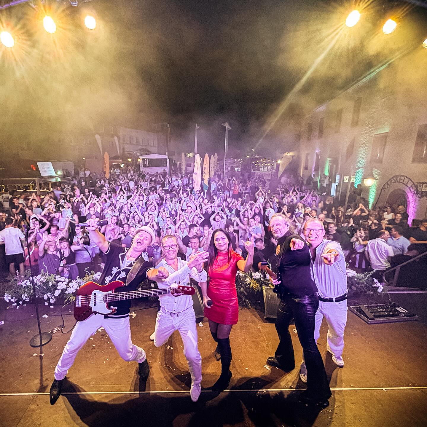 💖⚡️Was für eine Nacht war DAS bitte, Bad Sulza !!!! 20-1 Uhr habt ihr mit uns getanzt, gesungen, mitgefiebert und im wahrsten Sinne abgehottet. ⚡️💖 Wir sind noch immer geflasht - DANKE für eure Energie. Euch allen noch einen tollen Sonntag beim 31. Thüringer Weinfest…. ☀️ Eure Nightfevers 💜
@badsulza_tourismus @thueringerweinprinzessin
#Nightfever #AlltimeDiscoClassics #LiveMusik #Partyband #Galaband #LiveBand #Leipzig #Live #PaviInAction