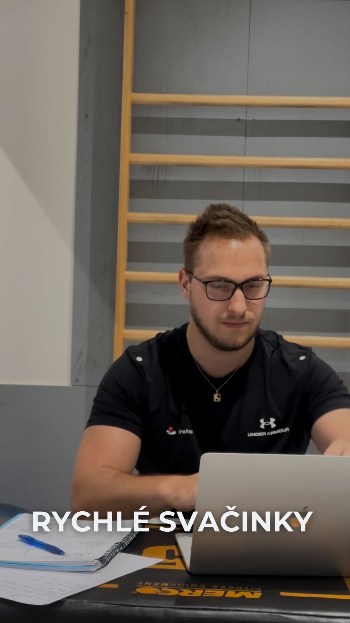 💻 Sedíš u práce a potřebuješ rychlou svačinu? Proteinová tyčinka je sice po ruce, ale není to ideální řešení.
Mnohem lepší varianta je udělat si proteiňák 40 g, rostlinné mandlové mléko 300 ml a 50 g bobulovitého ovoce. Vše rozmixuj a je to! Rychle, jednoduše, kvalitně. ⚡️
👉🏽 Příště ti ukážu další rychlé svačinky, které oceníš při práci. Sleduj mě, ať ti to neuteče. 🫡
#svacinka #fitnesscz #rychlesvaciny #proteindrink #silovytrenink #zdravastrava #fitrecepty #hubnuti #zdravizivot #nutrice #pravidelnost #prace #dnesjim