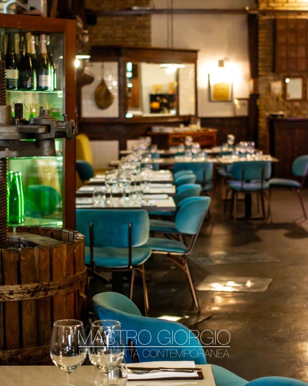 𝑬𝒍𝒆𝒈𝒂𝒏𝒛𝒂, 𝒕𝒓𝒂𝒅𝒊𝒛𝒊𝒐𝒏𝒆 𝒆 𝒖𝒏'𝒂𝒄𝒄𝒐𝒈𝒍𝒊𝒆𝒏𝒛𝒂 𝒖𝒏𝒊𝒄𝒂.
𝑂𝑔𝑛𝑖 𝑎𝑛𝑔𝑜𝑙𝑜 𝑑𝑖 𝑀𝑎𝑠𝑡𝑟𝑜 𝐺𝑖𝑜𝑟𝑔𝑖𝑜 𝑟𝑎𝑐𝑐𝑜𝑛𝑡𝑎 𝑙𝑎 𝑛𝑜𝑠𝑡𝑟𝑎 𝑓𝑖𝑙𝑜𝑠𝑜𝑓𝑖𝑎: 𝑢𝑛𝑖𝑟𝑒 𝑙𝑎 𝑡𝑟𝑎𝑑𝑖𝑧𝑖𝑜𝑛𝑒 𝑟𝑜𝑚𝑎𝑛𝑎 𝑒 𝑙'𝑎𝑢𝑡𝑒𝑛𝑡𝑖𝑐𝑖𝑡𝑎̀ 𝑑𝑒𝑖 𝑠𝑎𝑝𝑜𝑟𝑖 𝑎 𝑢𝑛'𝑎𝑡𝑚𝑜𝑠𝑓𝑒𝑟𝑎 𝑢𝑛𝑖𝑐𝑎 𝑒 𝑐𝑜𝑛𝑡𝑒𝑚𝑝𝑜𝑟𝑎𝑛𝑒𝑎.
Il nostro spazio è pensato per accoglierti in un ambiente caldo e raffinato, perfetto per una serata speciale o per riscoprire il piacere della buona tavola.
Ti aspettiamo per vivere un'esperienza indimenticabile, dove il gusto è di casa.
𝐈𝐧𝐟𝐨 𝐞 𝐏𝐫𝐞𝐧𝐨𝐭𝐚𝐳𝐢𝐨𝐧𝐢
📍 Via Alessandro Volta 36, Testaccio, Roma
📞 06 5741369
🌐 Prenota ora: LINK IN BIO!
#MastroGiorgio #Testaccio #RomaRistoranti #CucinaRomana #FoodieRoma #Atmosfera #TradizioneEInnovazione #AccoglienzaRomana #DesignRistorante #VilleggiaturaDelGusto #ReelItalia #SaporiAutentici