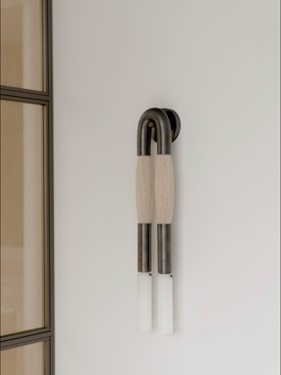 ✨ Throwback to one of my favorite details from the beachside apartment project designed in collaboration with @j.phine.interiordesign
.
Horsehair sconce from @apparatusstudio
.
Blackened brass and palomino horsehair
.
.
.
.
.
#sconcelamp #interiordecor #designinspiration #decorinspo #apparatusstudio #lightingdesign #lightinginspiration #lampsdesign
