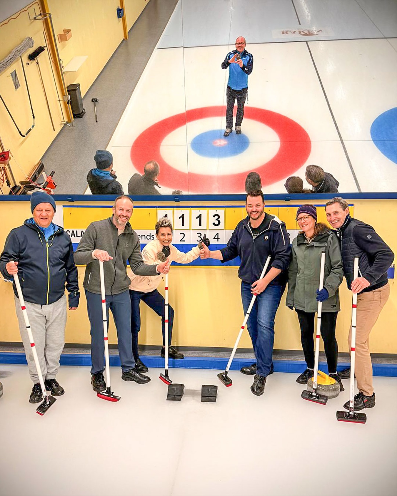 Curlingplausch 2025 ❄️🥌
Am 20. März trat der Donnerstag Club Oberaargau im Schoren wieder zum traditionellen Curlingplausch an. 14 Teilnehmende und die Profis Stefan Heilmann & Michel Breny vom Curling Club Langenthal führten uns mit viel Herzblut in dieses spannende Spiel ein.
Mehr Bilder von diesem Event gibt es auf unserer Website.
#DonnerstagClubOberaargau #Curlingplausch #Schoren #Teamspirit #Gemeinschaft #SportUndSpass #langenthal
