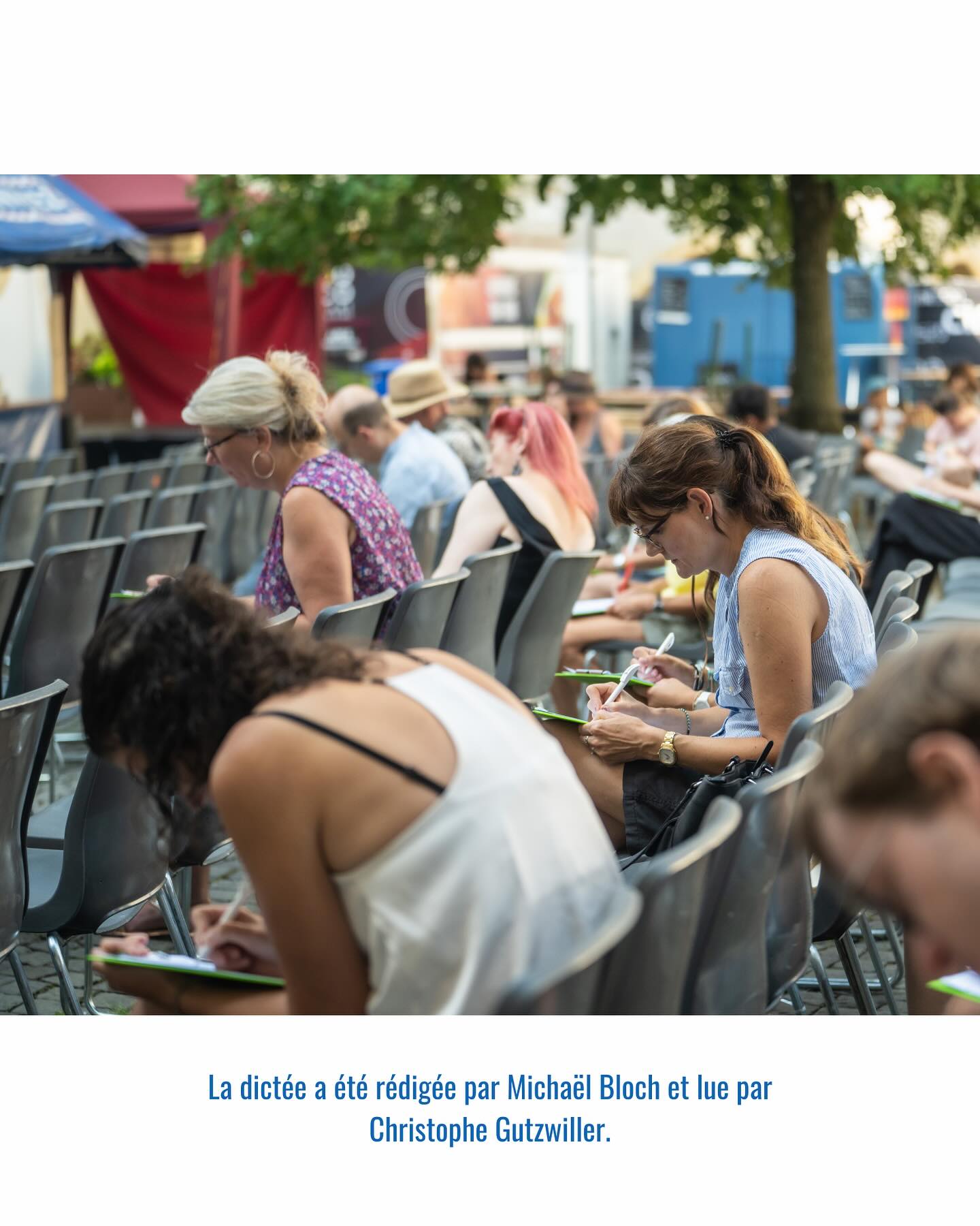 🎉 50 ans, et toujours autant d’amour pour les mots et la lecture! 📚✨
Samedi 16 août, vous étiez nombreuses et nombreux à participer à notre grande dictée publique sur la place de la Liberté. Un texte unique, rédigé pour l’occasion par Michaël Bloch et lu par Christophe Gutzwiller. Un vrai moment de complicité, de culture et de rires, sous un soleil radieux ☀️
🥂 Merci à toutes et tous pour votre présence! Un merci tout particulier à Jean-Louis Bloch, président de notre association, pour l’organisation de cette fête mémorable. Vous avez prouvé à quel point votre bibliothèque compte dans la vie de La Neuveville 💛
📖 Rendez-vous pour les 50 prochaines années d’histoires partagées…
📸 @cyrillemotion (retrouvez d’autres images de la manifestation sur notre site internet!)
#LaNeuveville #Bibliothèque #50ans #Jubile #DictéePublique #Culture #Lecture #BibliothequeLaNeuveville