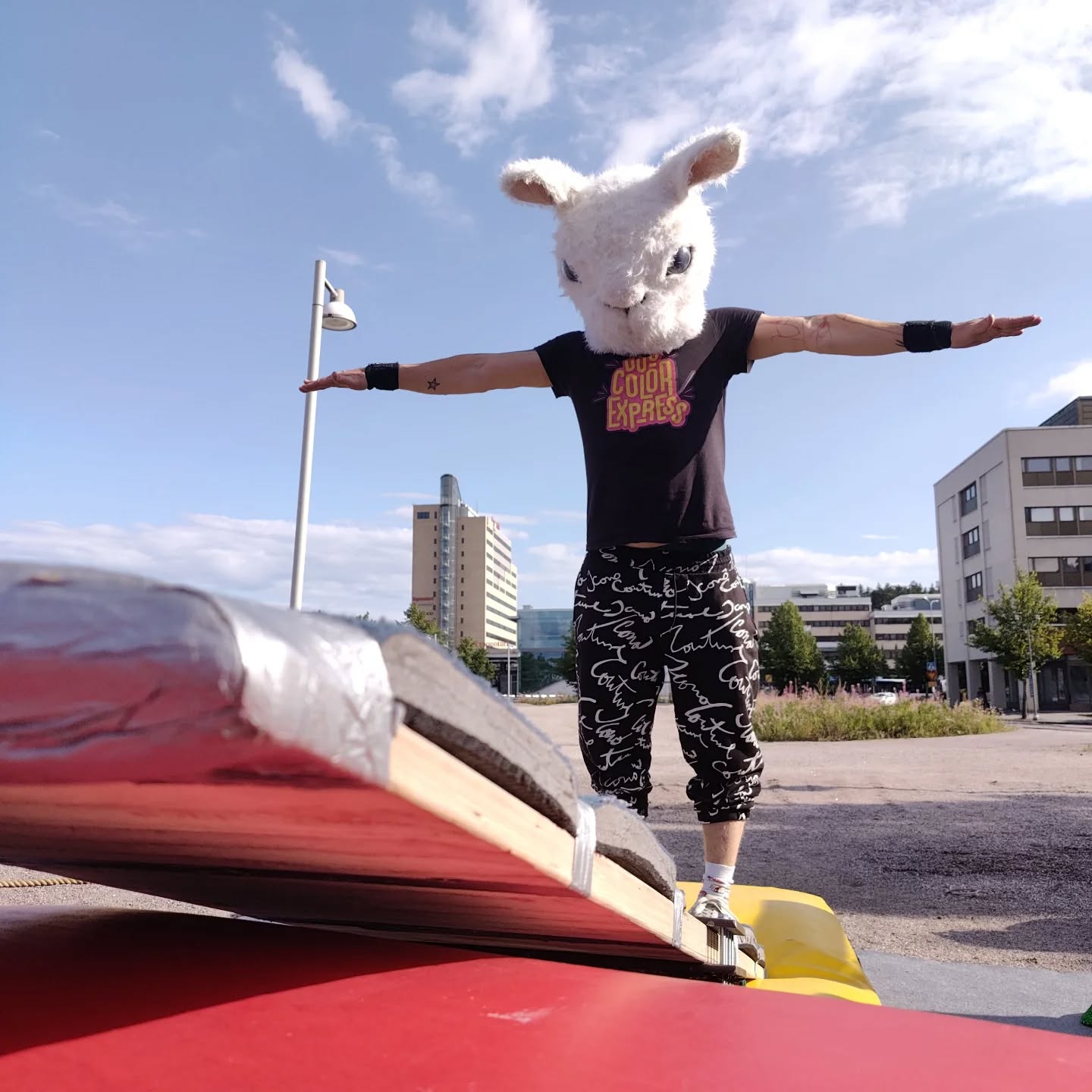 Kesän ulkokeikat alkaa olla paketissa.🎁🌞
Viime viikonloppuna esiinnyttiin TT-1000-teoksella luonnonvoimia uhaten Espoon Virastotalon pihalla @kulttuuriespoo osana Espoon kulttuuritalojen ja -palveluiden Yhtä sirkusta -katusirkusviikonlopun ohjelmaa. 🤸
Samalla tuli ajettua sisään meidän uusi vipulautaa, hyvin hyppii! Kiitos hiomisesta @makerspaceman🙏
Seuraavaksi allekirjoittaneilla edessä perinteinen @linnanmaki Iikweek @tiptopwalkers kanssa sekä @racehorsecompany uuden Mulliville-esityksen maailmanensi-ilta Keravan Sirkusmarkkinoilla 7.9. 🤘✨💥
Nähdään!👋