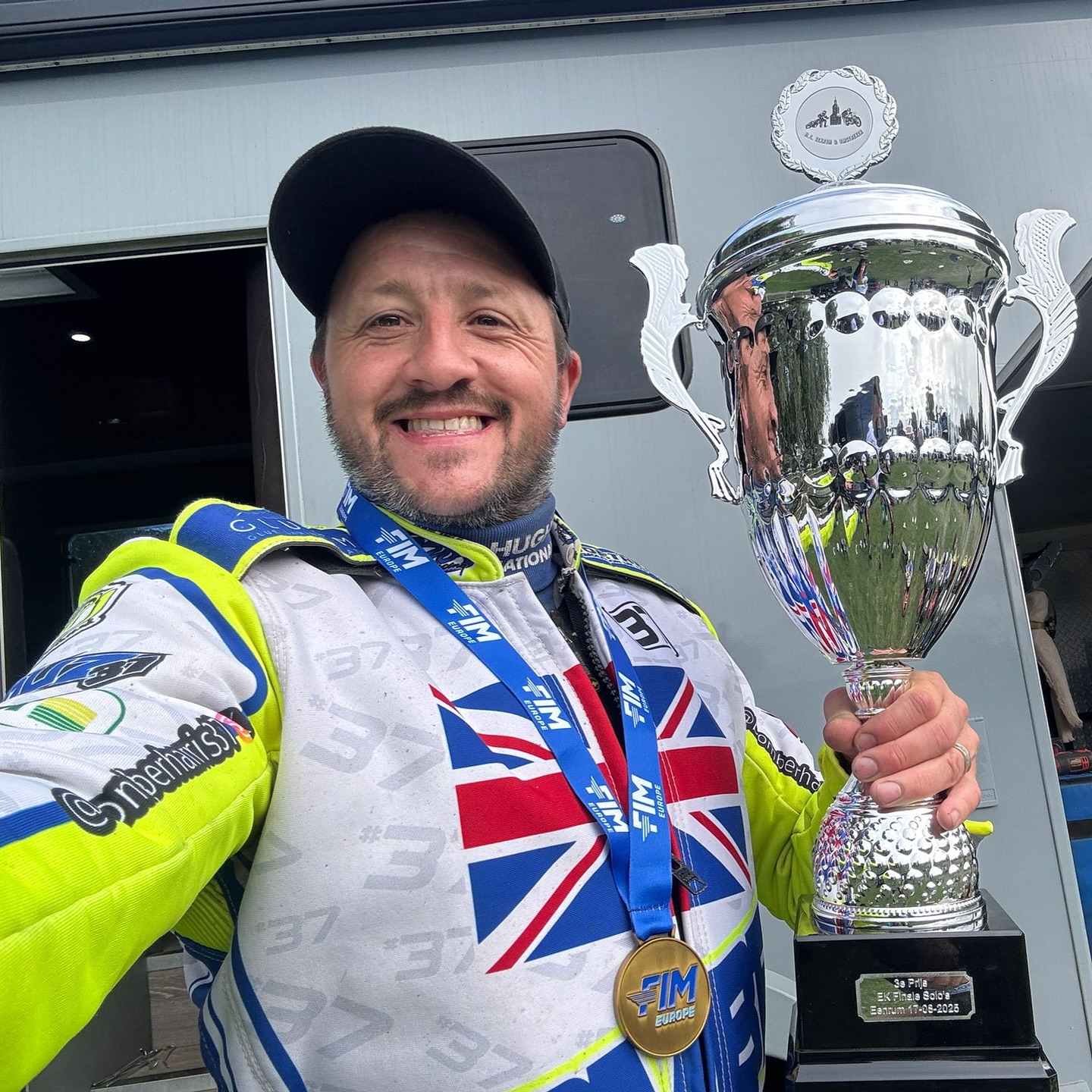 P3 - EUROPEAN GRASSTRACK FINAL 🏆
📍EENRUM, NETHERLANDS 🇳🇱
📆 17th August 2025
Team Harris #37 had to work hard all day with bike problems and finding a set up but after making the b final and winning that I made it to A final. Made an ok start off of gate 6 in the final and managed to work my way through to 3rd 💣
#chrisharris #chrisbomberharris #harris #37 #bomber #speedway #zuzel #trackracing #grasstrack #longtrack