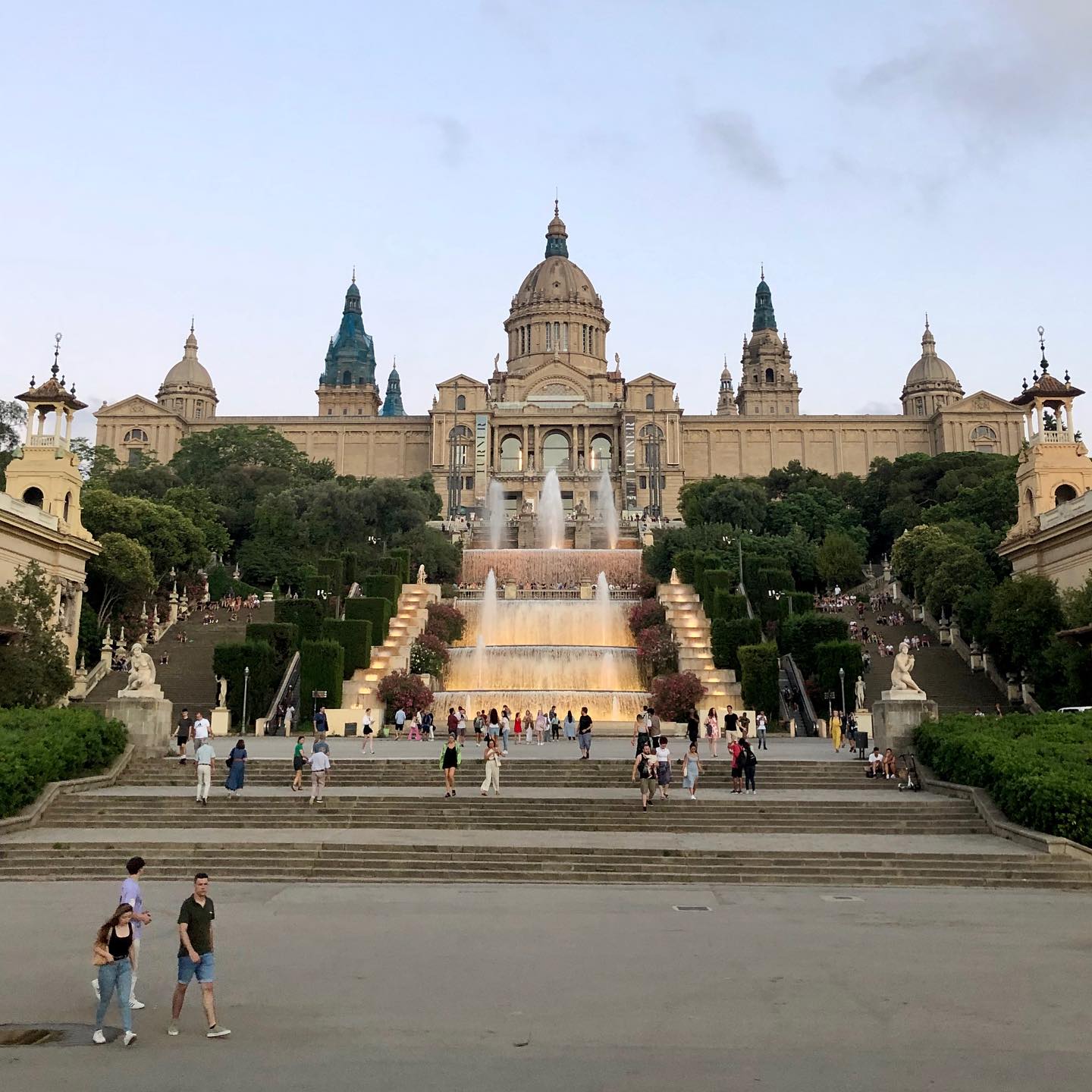 Het Palau Nacional - Nationaal Paleis, gelegen aan de voet van de heuvel Montjuïc. Gebouwd voor de Wereld Tentoonstelling van 1929.
Imposant. Statig. Magisch.
Het huisvest het MNAC - het museum voor Catalaanse kunst, een van de grootste musea van de stad.
Vanaf de trappen heb je een prachtig uitzicht over de stad. Vooral bijzonder bij zonsondergang.
Met de e-bike kun je tot aan de ingang van het paleis komen en met de gewone fiets kun je midden over de statige laan fietsen die naar het paleis leidt. Misschien wel het indrukwekkendste stukje fietspad van Barcelona….