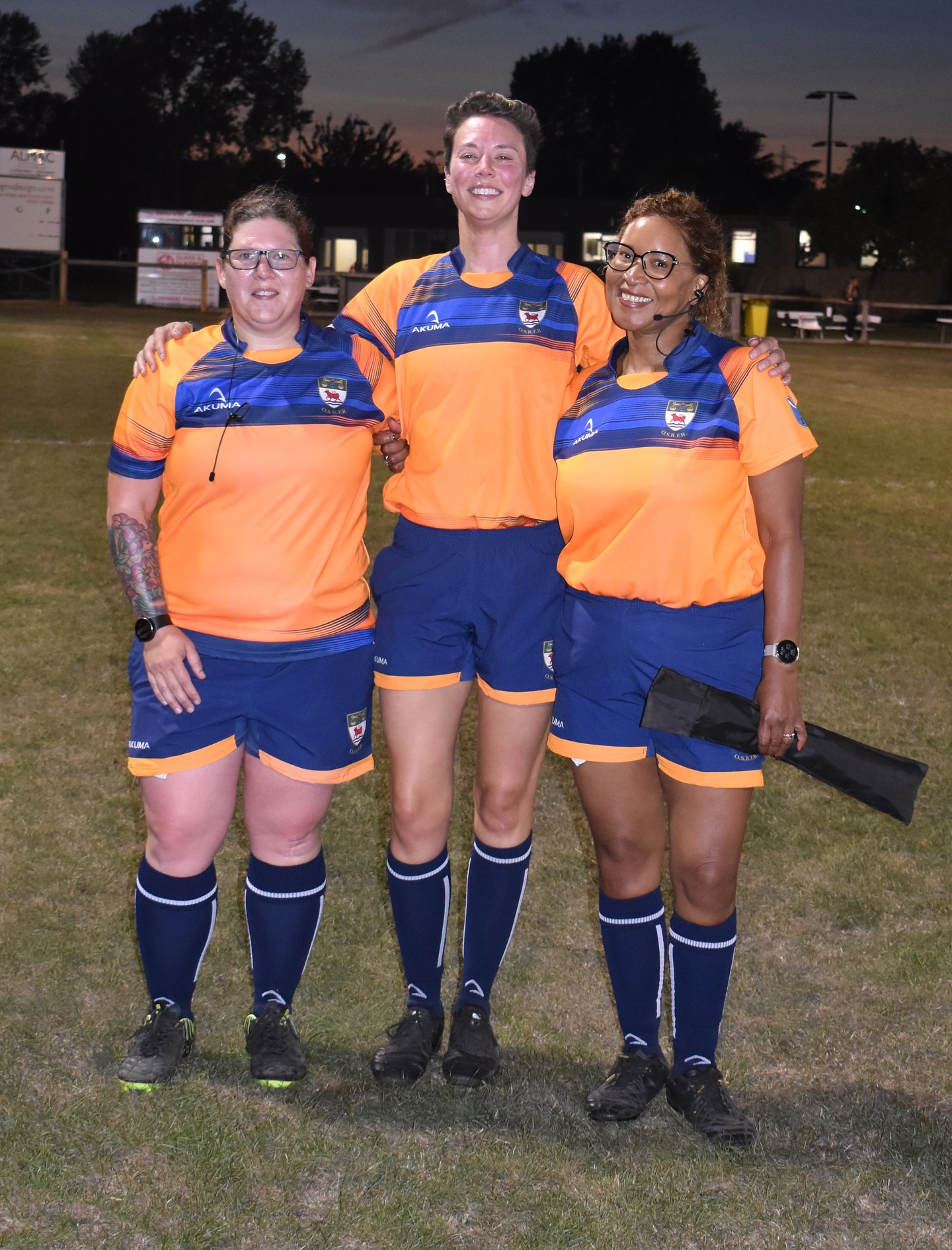 In a first for us, we fielded a #teamof3❤️ for the @oxfordrfc v @witneyrfc_official IIs pre-season “friendly” last week. It was hotly contested… as you can see by the #glowing faces post-match.
Oh - they just happened to be all women.
@xyclark1 led out the team, supported by @nomthagawe and “Charming” @charmaine.theron1
Congratulations to Chrissy, who will also be part of the officiating team at @rugbyworldcup 2025 🙌
#bepartoftheteam🌹 #keepyoubootson #seeitbeitrefit🌹 #inspire #femalematchofficials #horsessweat #gentlemenperspire #iykyk‼️