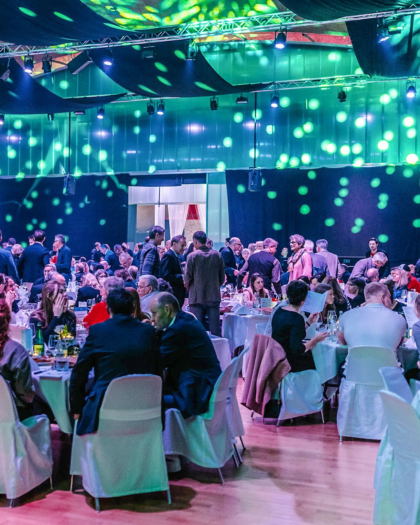 Oberaargauer Sportpreise 2024 ✨🏆
Am 5. Dezember erlebten 540 Gäste im @parkhotel_langenthal eine unvergessliche Sportgala: 27 Preise in 16 Sportarten, über 40’000 Franken Preisgeld und die Premiere des «Siegers der Herzen» –
gewonnen von Vanessa Fust.
Mit prominenten Gästen, Showeinlagen und jeder Menge Herzblut ein Abend, der den Oberaargauer Sport in voller Vielfalt feierte!
📸 Mehr Eindrücke und Bilder vom Abend gibt es auf unserer Website.
#OberaargauerSportpreise #DonnerstagClubOberaargau
#Sportgala2024 #Leidenschaft #Inspiration #langenthal