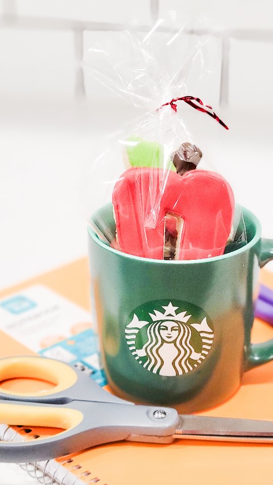 One week in the books. Did your kiddos have a great first week. How about you, teachers, did you make it? Did you need a little cookie with your coffee?
.
.
#backtoschool
#teachergifts
#cookies#cookielady #royalicingcookies#cookiedecorating#cookiedecorator#safetyharbor#tarponsprings#dunedin#palmharbor#tampa #clearwater #localbaker#cookiesofinstagram