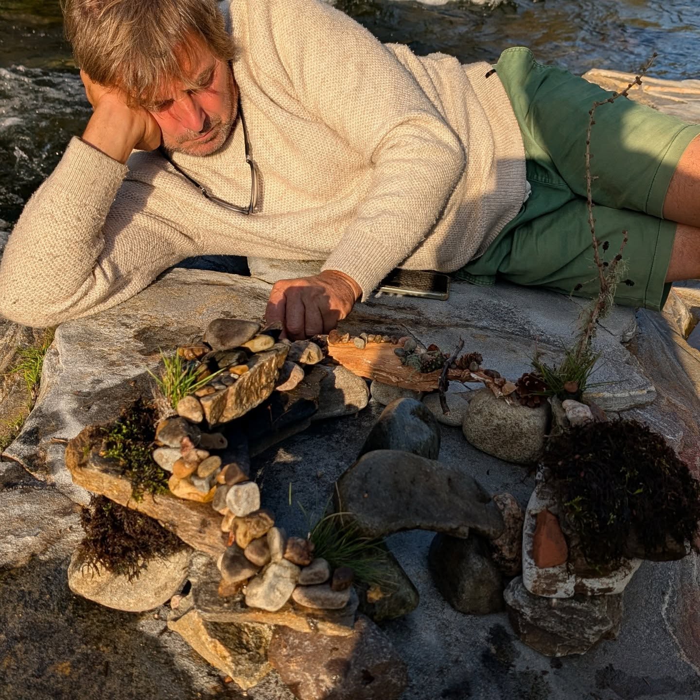 Créer avec ce qu'on trouve a porter de main. Prendre le temps. Laisser quelque chose de beau après notre départ... Se laisser bercer par le courant de l'eau...
#ecosse #dee #creation #beau #nature
