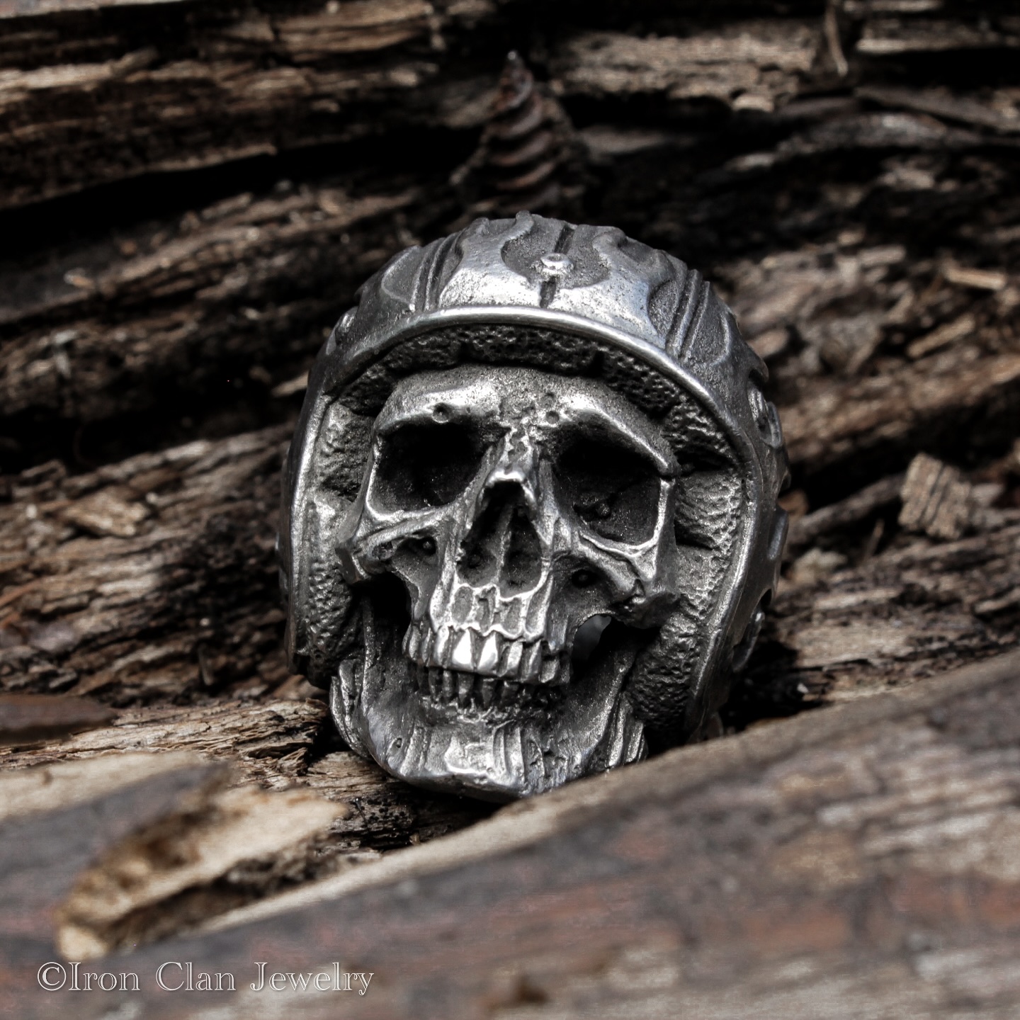 Ride beyond the rules. This biker skull ring embodies rebellion, freedom, and the fearless spirit of the open road. Forged in solid silver, it’s more than a ring, it’s a statement for those who live life their own way. 🏍💀⚡
__
WORLDWIDE ORDER:
• www.ironclan.co/shop
• ironclanjewelry.etsy.com
__
INDONESIA ORDER:
• tokopedia.com/ironclanchamber
__
#IronclanJewelry #Ironclanrings
#inkedmagz #gothicjewelry #gothicfashion
#Handmadejewelry #mementomori #gothicrings #skullrings #925silver