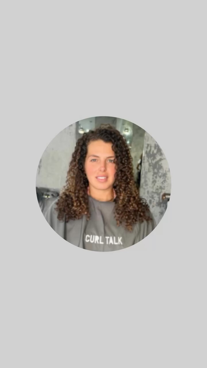 Just another day of frizz free curls and lovely faces. This volume and definition combination plus long layers is so amazing! We make sure all of our clients are leaving with a smile😆
Hair by Molly x
#curltalk #london #curlyhairspecialist #explore